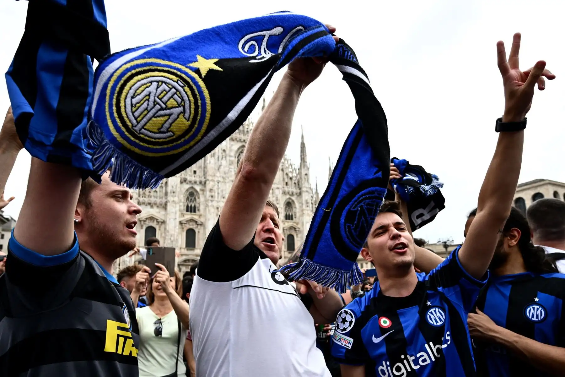 Los hinchas del Inter de Milán animan en la Piazza del Duomo en Milán antes del partido de fútbol final de la Liga de Campeones de la UEFA entre el Inter de Milán y el Manchester City en el Estadio Olímpico Ataturk de Estambul.
Foto: AFP