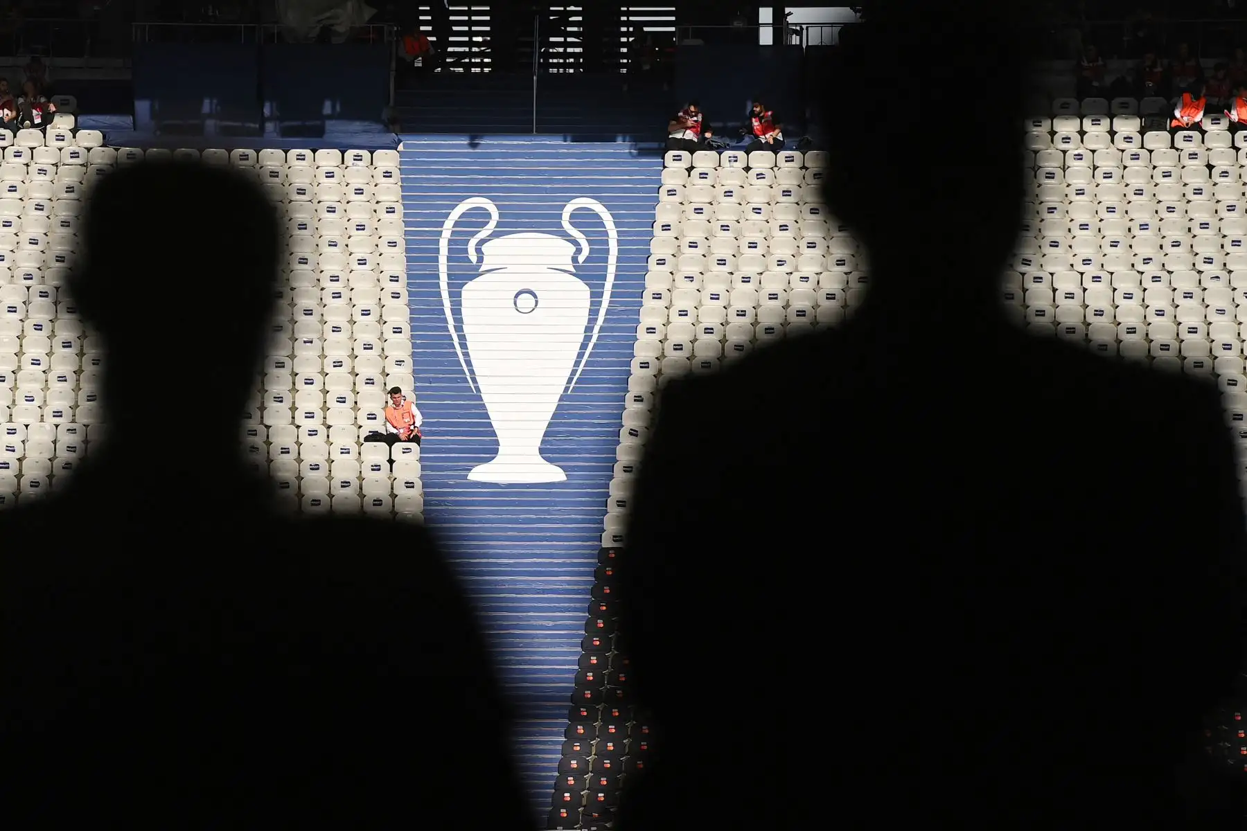 Los comisarios se sientan en una tribuna vacía en el Estadio Olímpico Ataturk antes del partido final de la Liga de Campeones de la UEFA entre el Inter de Milán y la ciudad de Manchester, en Estambul.
Foto: AFP