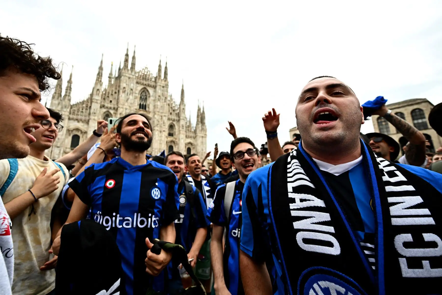 Los hinchas del Inter de Milán animan en la Plaza del Duomo en Milán antes del partido de fútbol final de la Liga de Campeones de la UEFA entre el Inter de Milán y el Manchester City en el Estadio Olímpico Ataturk de Estambul.
Foto: AFP
