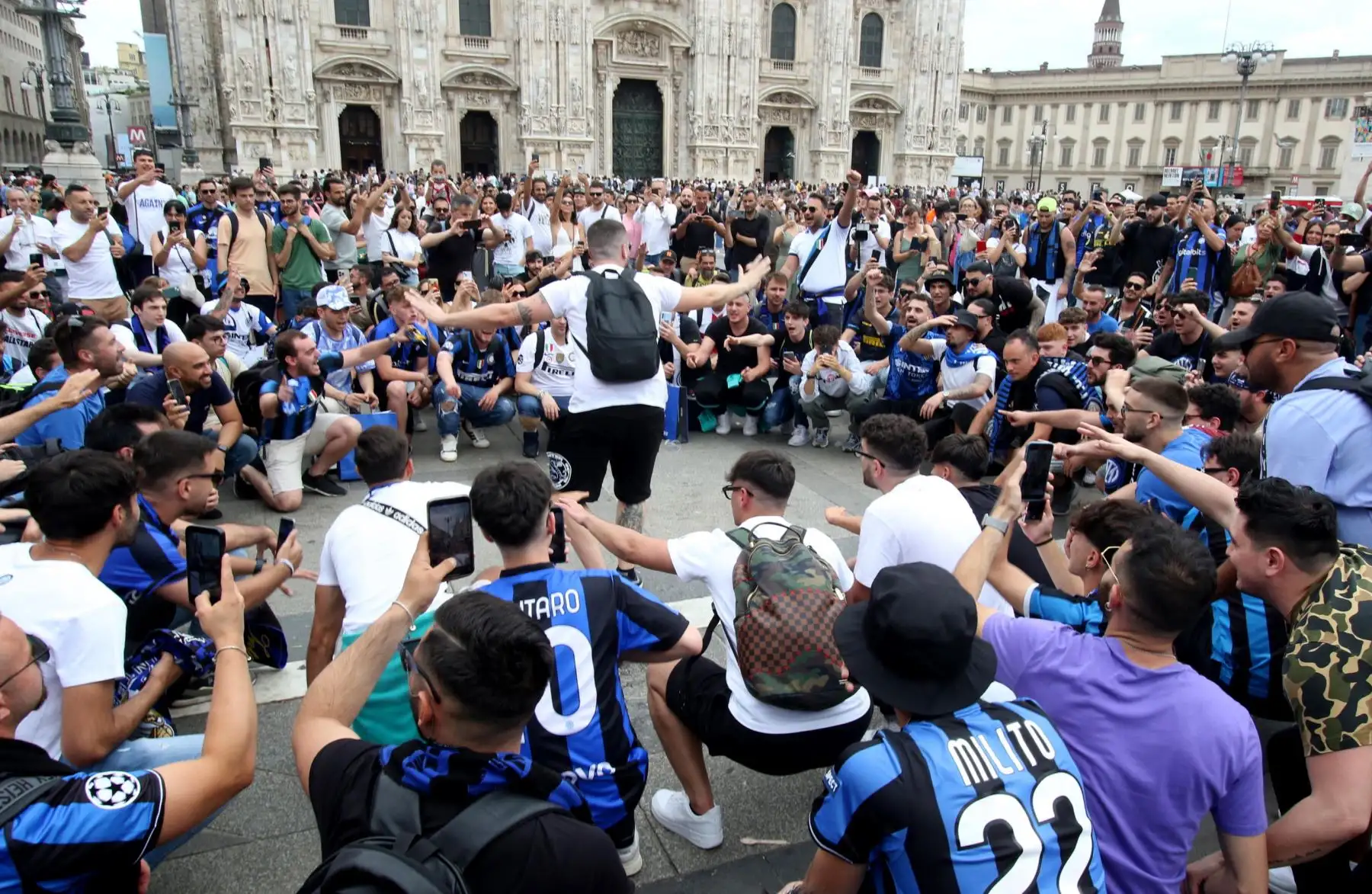 Los aficionados del Inter de Milán se reúnen antes del partido final de la UEFA Champions League entre el Manchester City y el Inter de Milán, en la Plaza del Duomo de Milán, Italia.
Foto: EFE