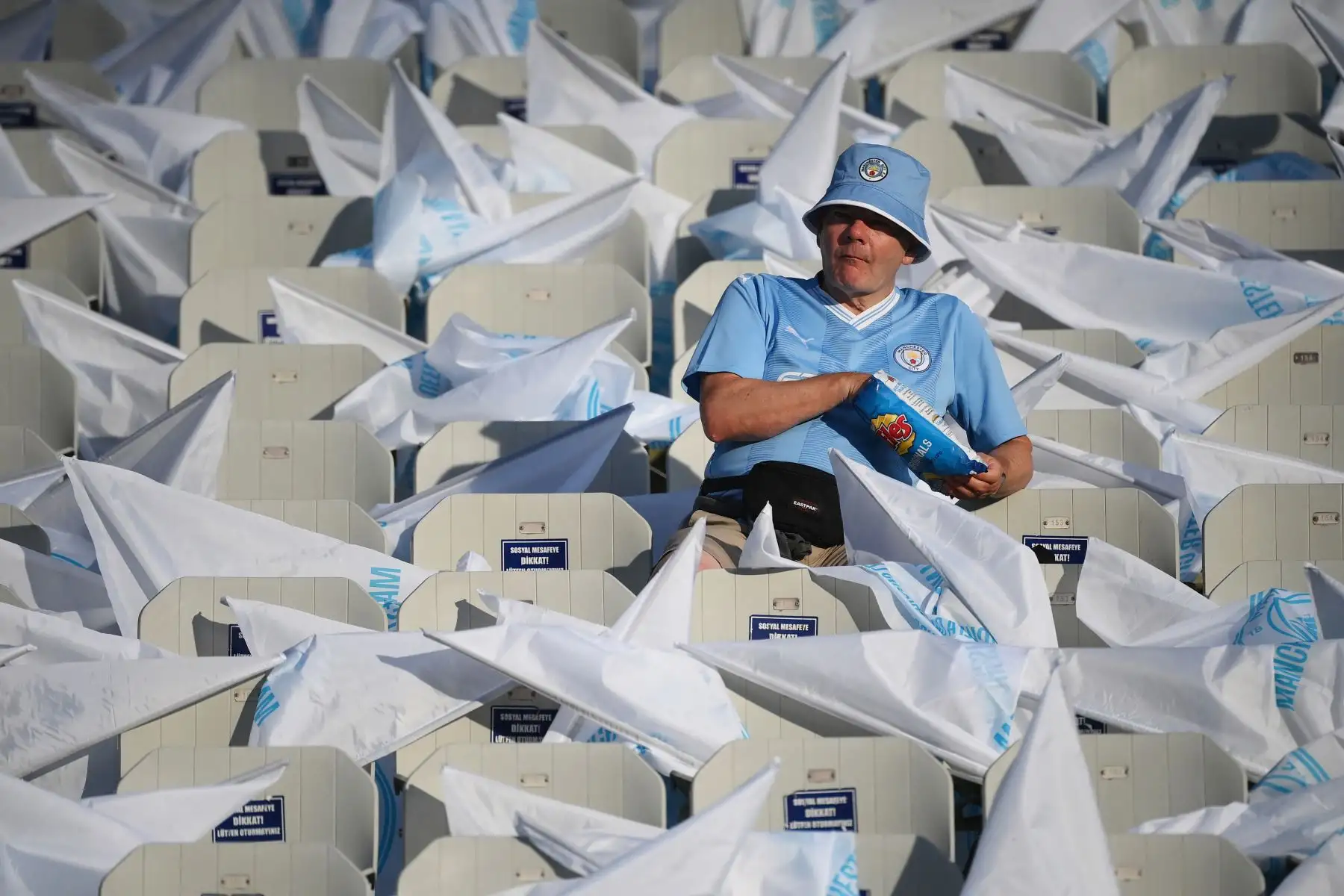 Un seguidor del Manchester City come papas fritas mientras espera en las tribunas antes del partido de fútbol final de la Liga de Campeones de la UEFA entre el Inter de Milán y el Manchester City en el Estadio Olímpico Ataturk en Estambul.
Foto: AFP