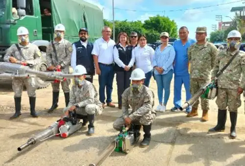 La viceministra de Salud Pública, Karim Pardo Ruiz, recorrió varios frentes donde se viene realizando la fumigación contra el dengue, específicamente en el Centro Poblado de Pampa Grande en Tumbes.