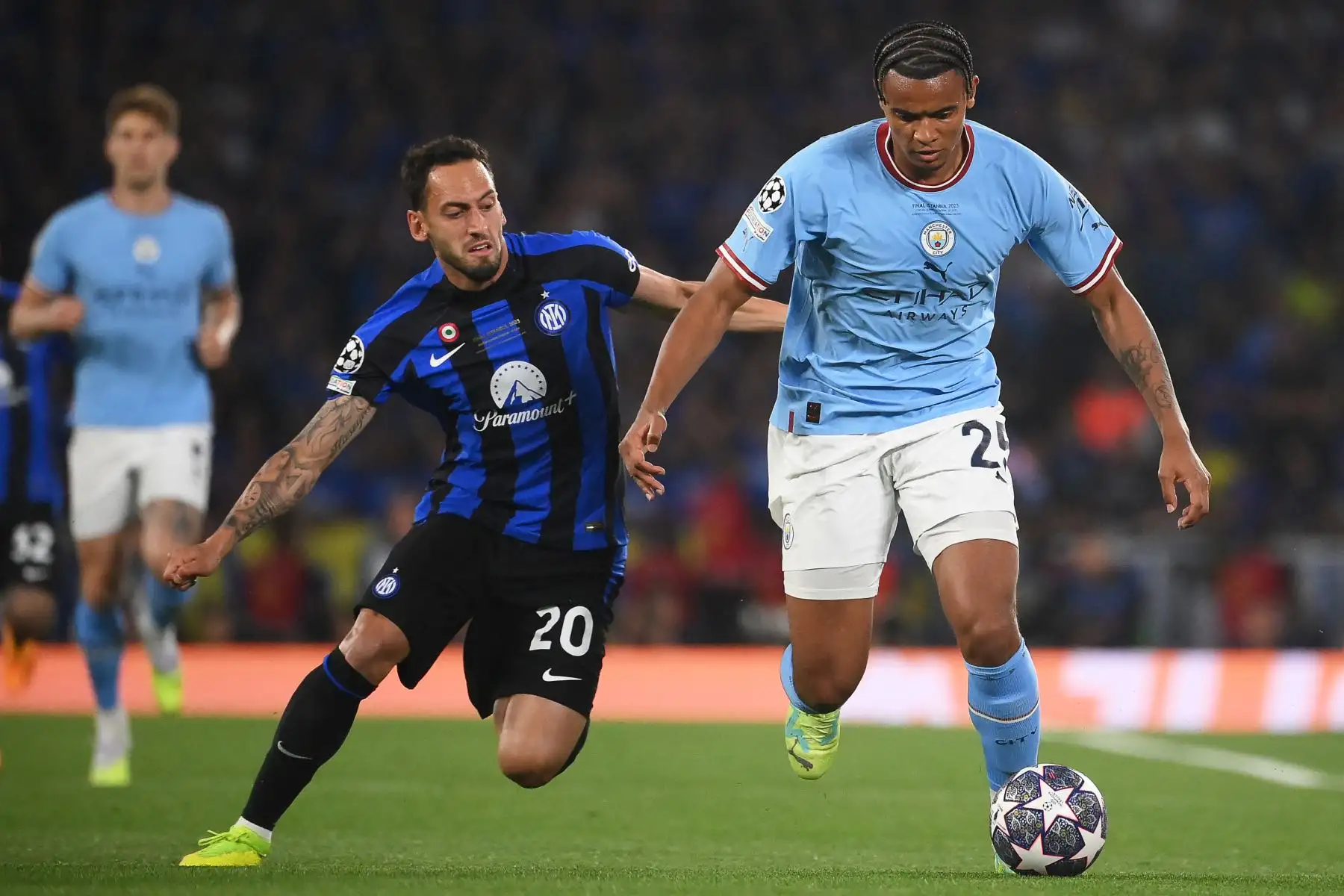 El mediocampista turco  Hakan Calhanoglu del Inter de Milán lucha por el balón con el defensa suizo  Manuel Akanji del Manchester City durante el partido de fútbol final de la Liga de Campeones de la UEFA entre el Inter de Milán y el Manchester City en el Estadio Olímpico Ataturk en Estambul.
Foto: AFP
