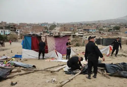 Agentes de la Policía Nacional del Perú desalojaron a decenas de familias que se habían posicionado de manera ilegal en la zona conocida como cerro Bolongo, ubicada en el distrito de Alto Trujillo, provincia del mismo nombre, en el departamento de La Libertad.