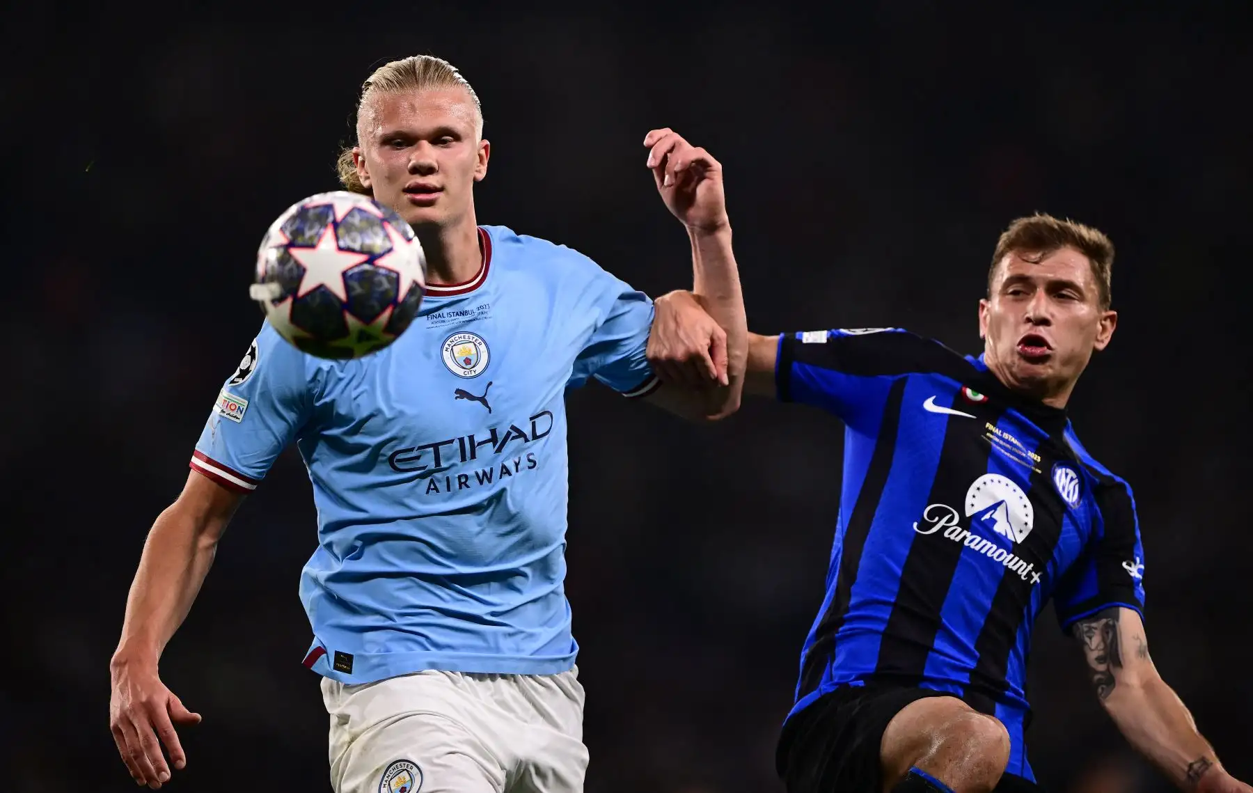 El centrocampista italiano Nicolo Barella  de Inter Milan lucha por el balón con el delantero noruego Erling Haaland del Manchester City durante el partido de fútbol final de la Liga de Campeones de la UEFA entre el Inter de Milán y el Manchester City en el Estadio Olímpico Ataturk en Estambul, 
Foto: AFP