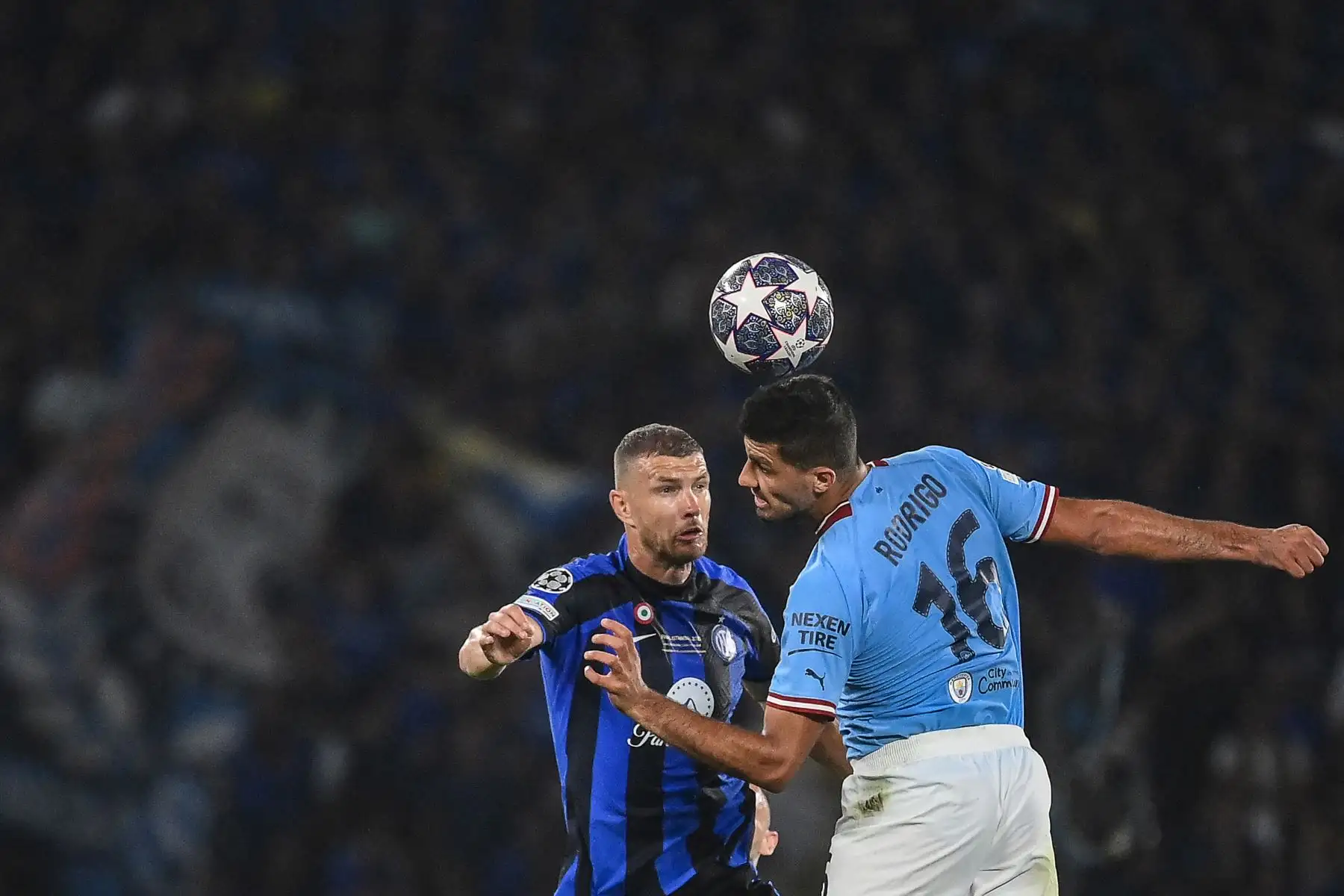 El delantero bosnio Edin Dzeko  del Inter Milan lucha por el cabezazo con el mediocampista español Rodri del Manchester City durante el partido de fútbol final de la Liga de Campeones de la UEFA entre el Inter de Milán y el Manchester City en el Estadio Olímpico Ataturk en Estambul.
Foto: AFP