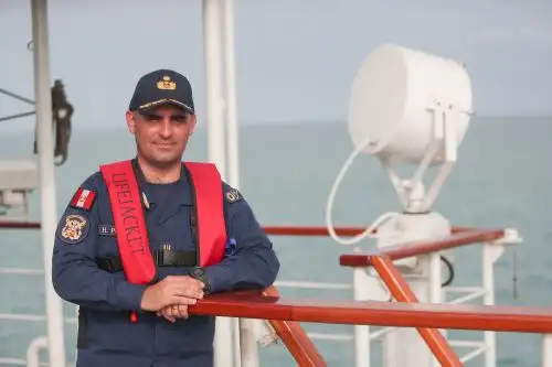 El capitán de corbeta Hernán Ponce y el técnico de tercera José García Cruz tienen sentimientos encontrados por la emoción que les embarga viajar en el BAP Unión y a la vez la nostalgia de no estar con su familia durante 10 meses. Foto: ANDINA/Ricardo Cuba