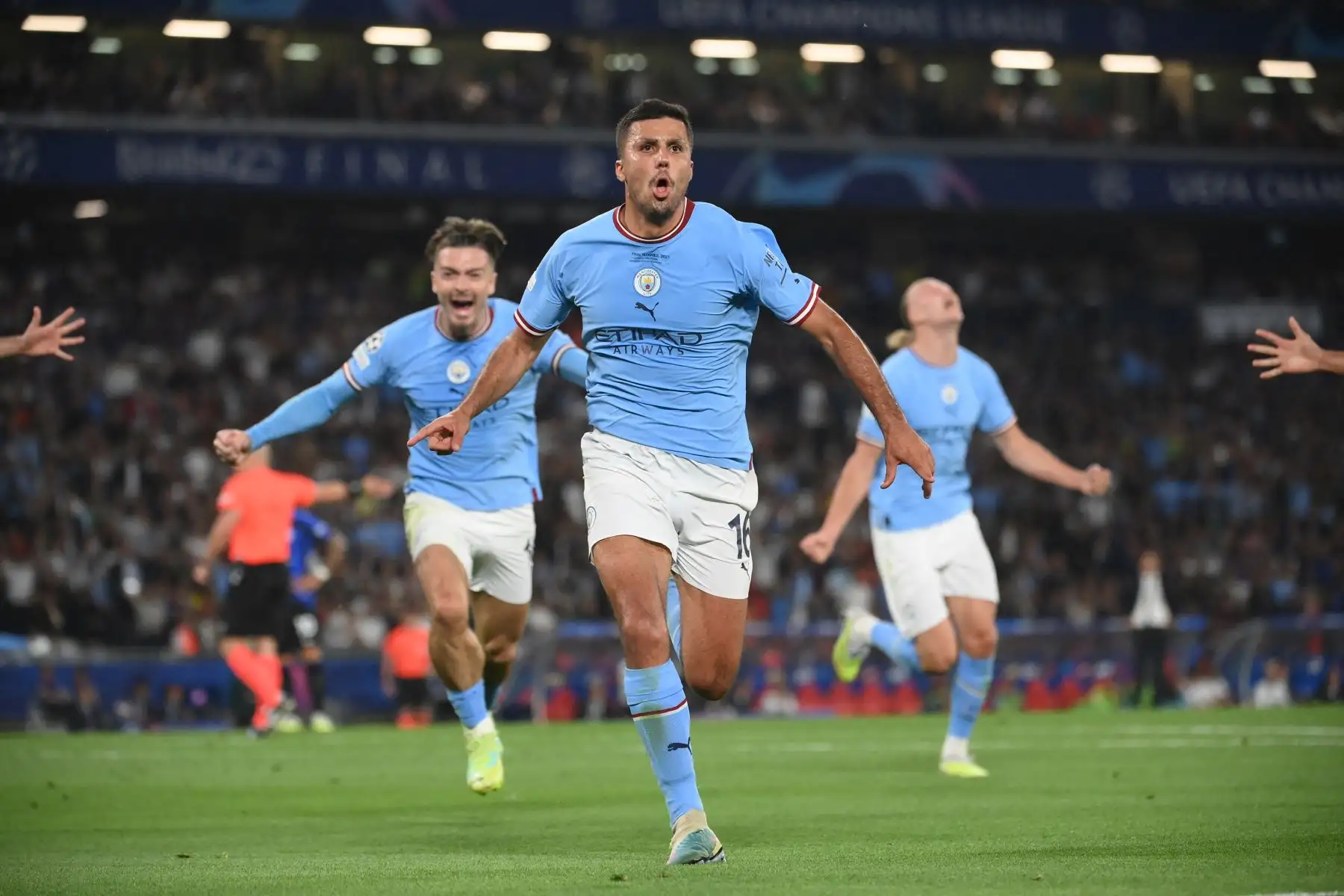 El delantero bosnio Edin Dzeko del Inter Milan lucha por el cabezazo con el mediocampista español Rodri del Manchester City durante el partido de fútbol final de la Liga de Campeones de la UEFA entre el Inter de Milán y el Manchester City en el Estadio Olímpico Ataturk en Estambul.
Foto: AFP
