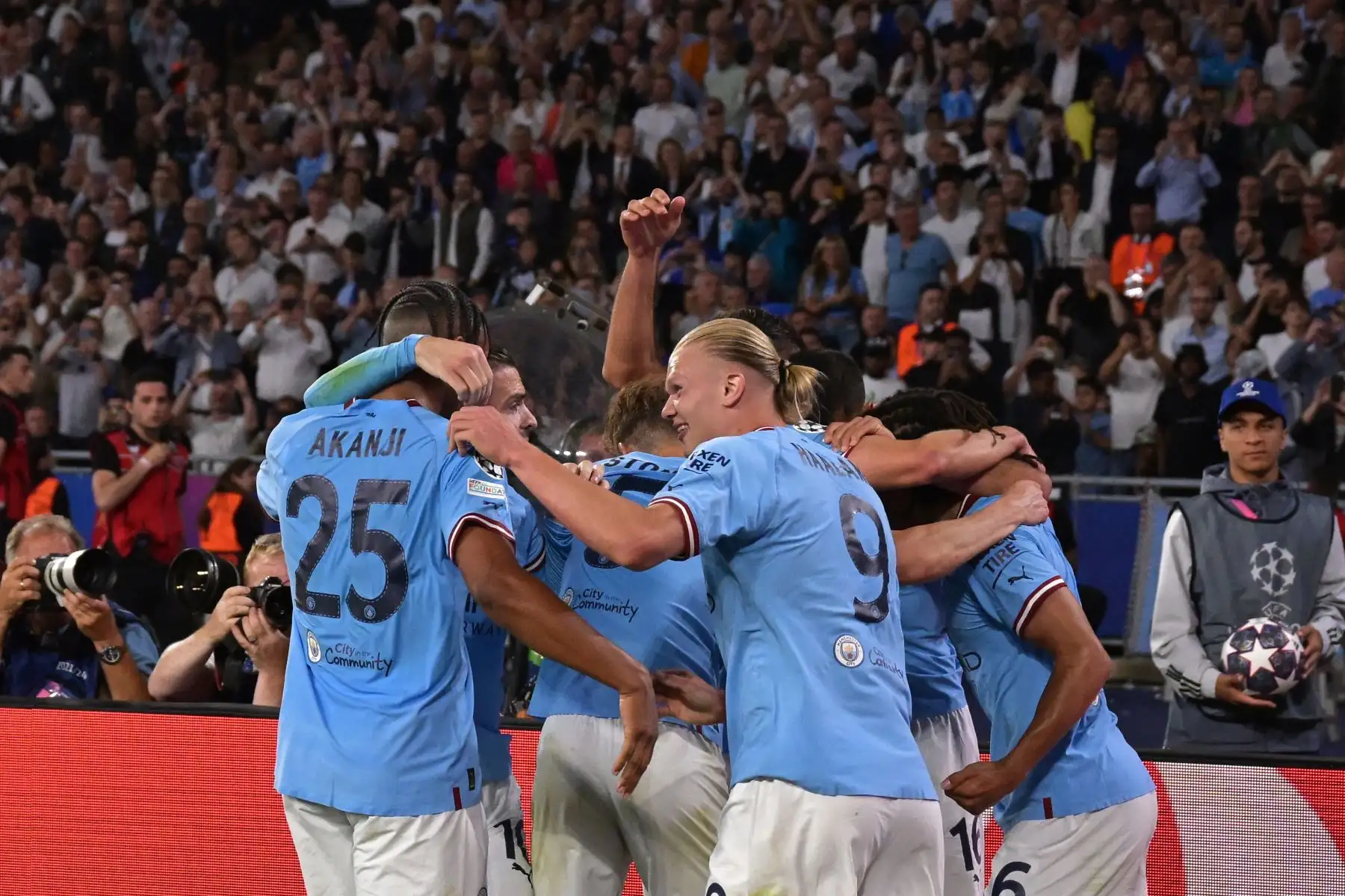 Los jugadores del Manchester City celebran marcar su primer gol durante el partido de fútbol final de la UEFA Champions League entre el Inter de Milán y el Manchester City en el Estadio Olímpico Ataturk en Estambul.
Foto: AFP
