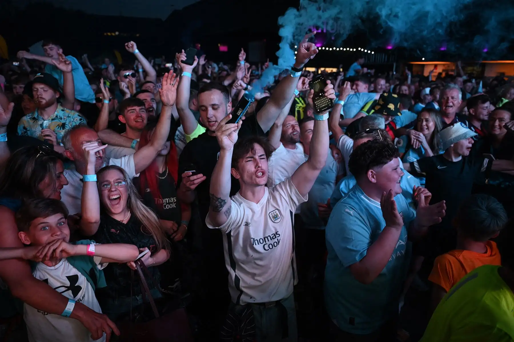 Los fanáticos del Manchester City celebran después de que su club venciera al Inter de Milán para ganar el partido de fútbol final de la Liga de Campeones de la UEFA en Estambul en el 4TheFans Fan Park en Manchester, norte de Inglaterra, el 10 de junio de 2023.
Foto: AFP