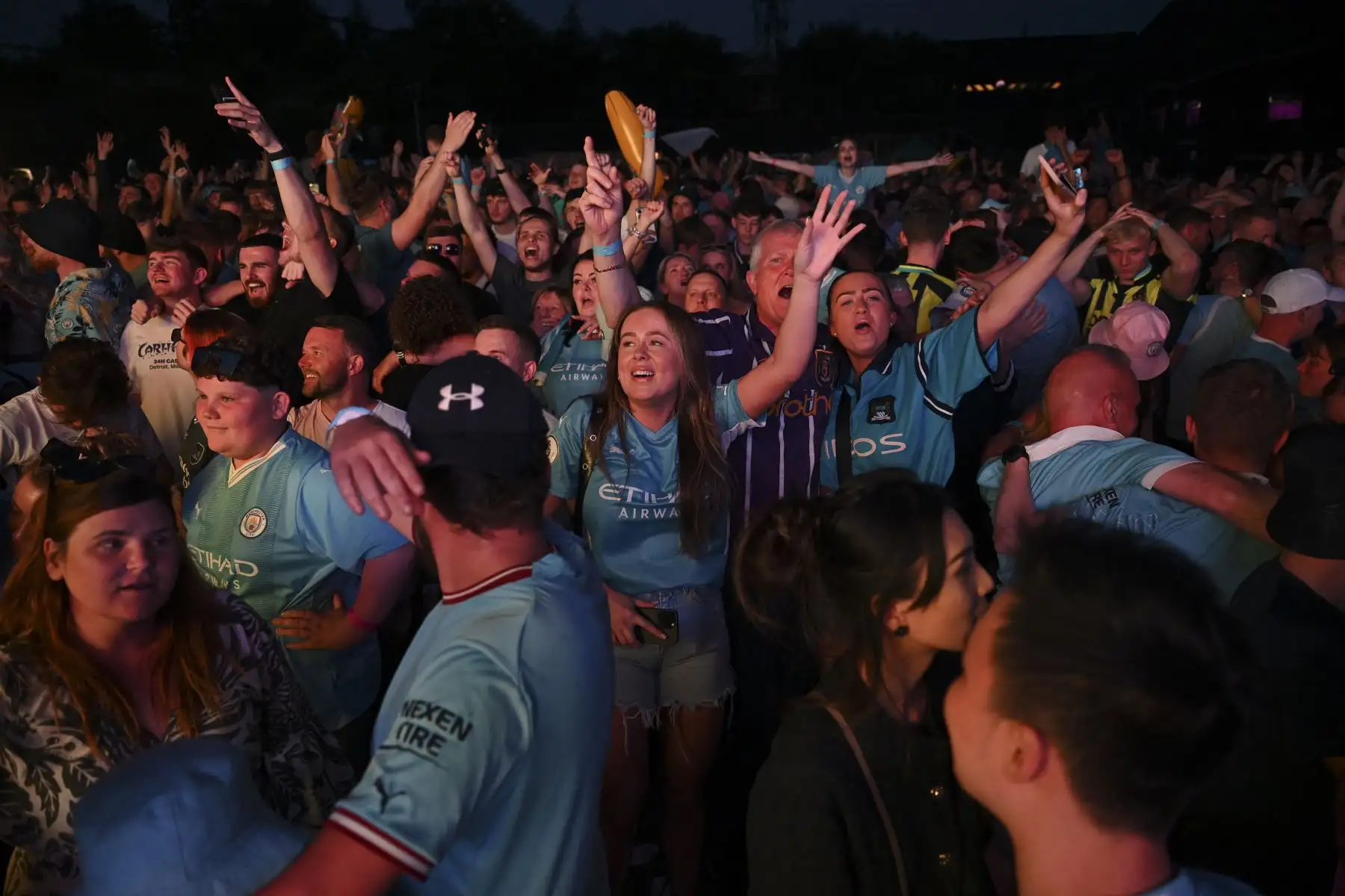 Los fanáticos del Manchester City celebran después de que su club venciera al Inter de Milán para ganar el partido de fútbol final de la Liga de Campeones de la UEFA en Estambul en el 4TheFans Fan Park en Manchester, norte de Inglaterra, el 10 de junio de 2023.

Foto: AFP