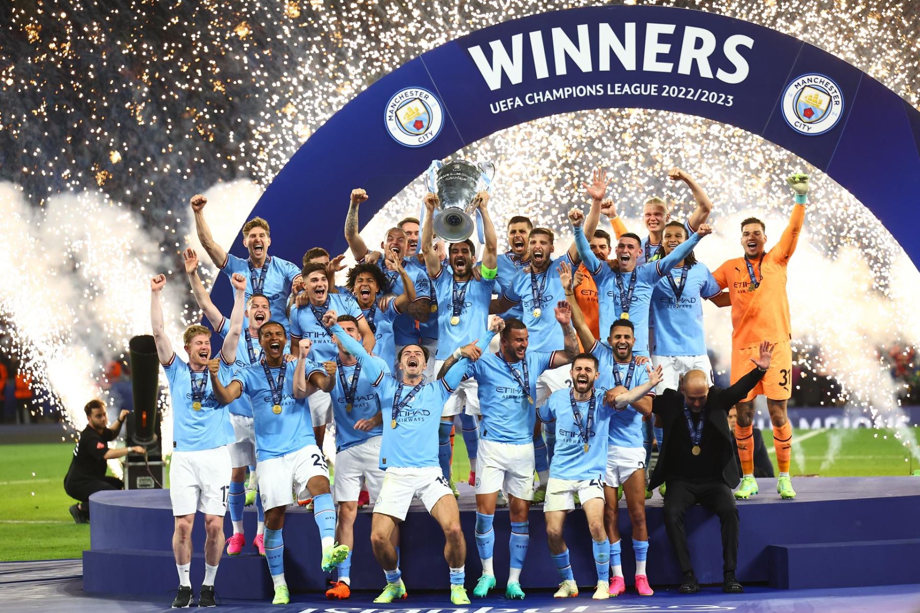 Los jugadores del Manchester City celebran con el trofeo tras ganar la final de la Liga de Campeones de la UEFA entre el Manchester City y el Inter de Milán, en Estambul, Turquía, el 10 de junio de 2023. (Liga de Campeones, Turquía, Estanbul)

Foto: EFE
