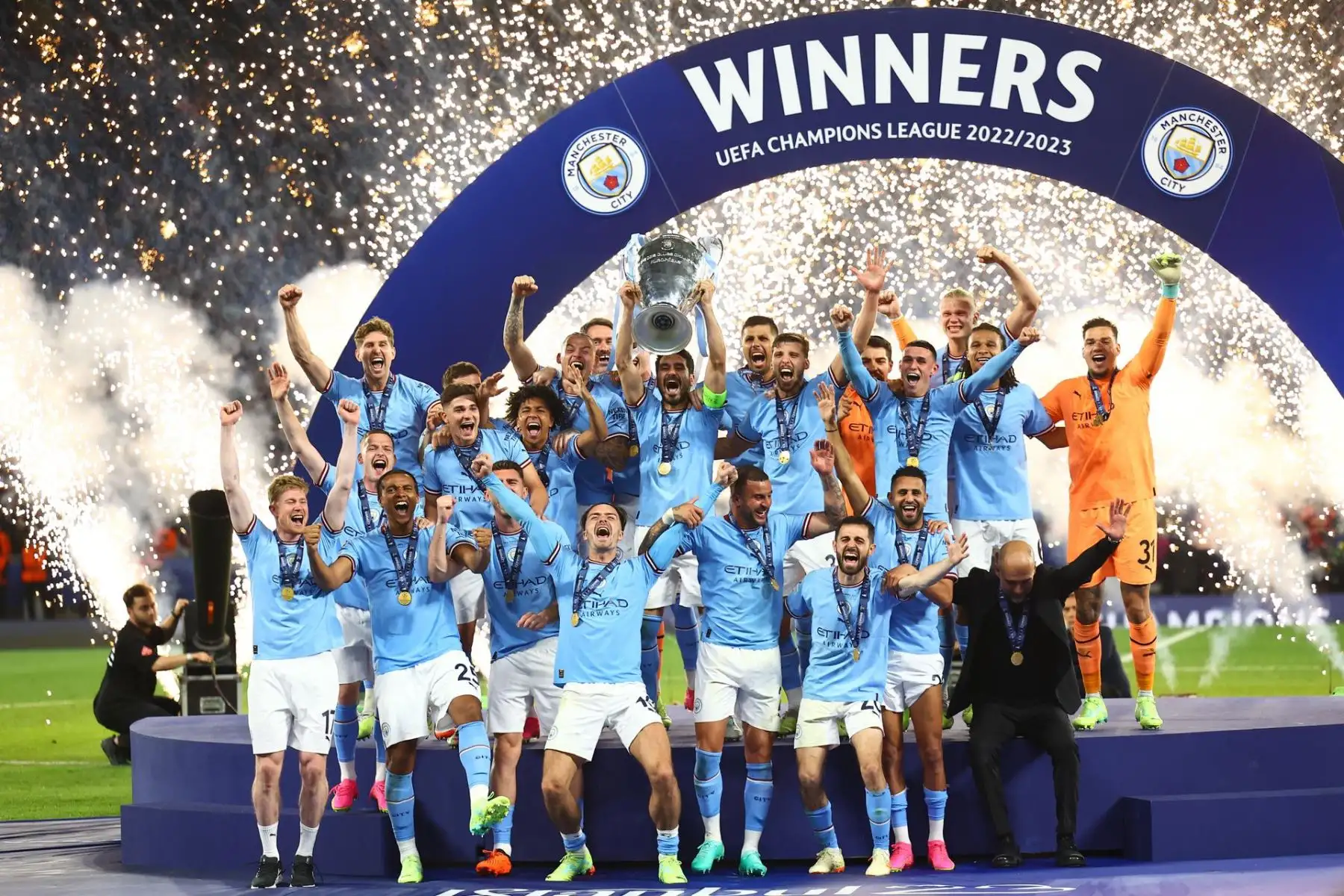 Los jugadores del Manchester City celebran con el trofeo tras ganar la final de la Liga de Campeones de la UEFA entre el Manchester City y el Inter de Milán, en Estambul, Turquía, el 10 de junio de 2023. (Liga de Campeones, Turquía, Estanbul)

Foto: EFE