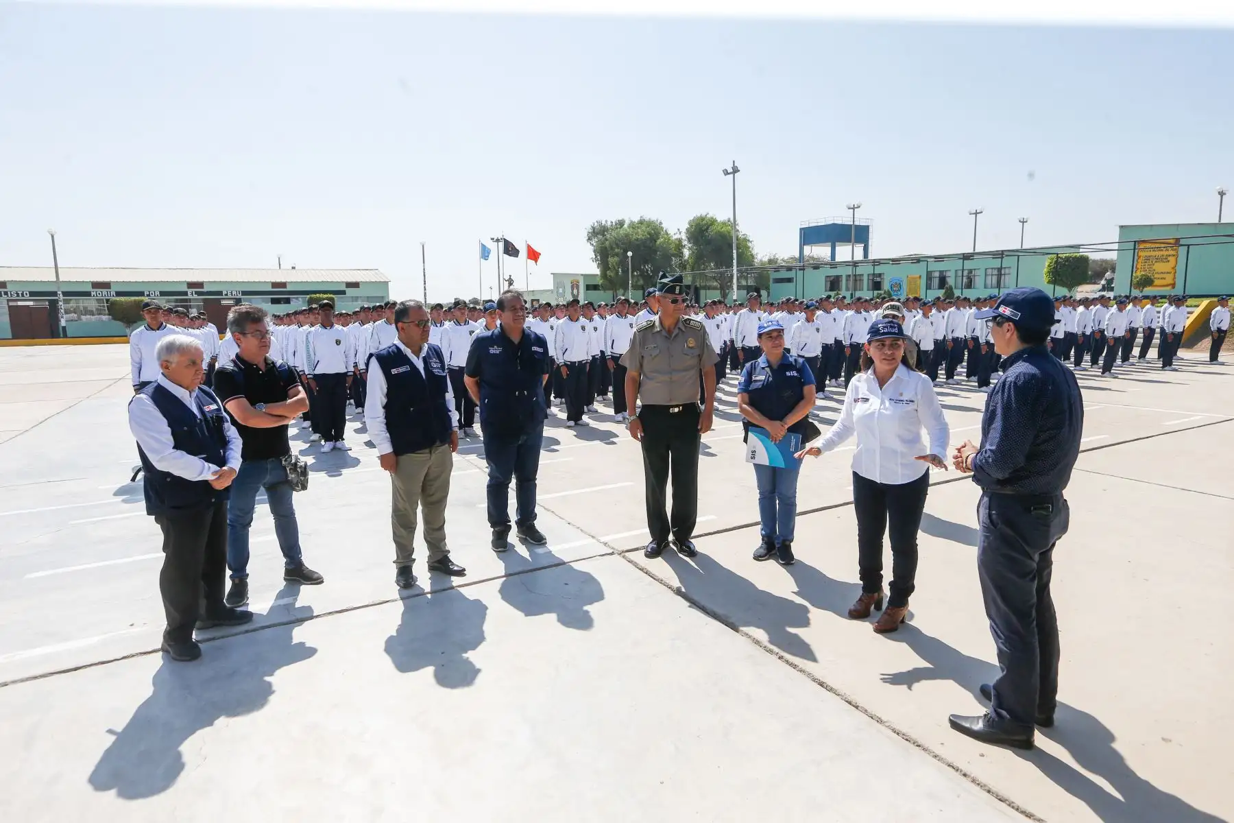 Como parte del trabajo multisectorial con los ministerios de Defensa y del Interior, así como los gobiernos regional y local, hoy se suman más de 2000 efectivos del Ejército y de la Policía Nacional a la estrategia del Ministerio de Salud (Minsa) para luchar contra el dengue en la región Lambayeque.
Foto: ANDINA/Prensa Presidencia