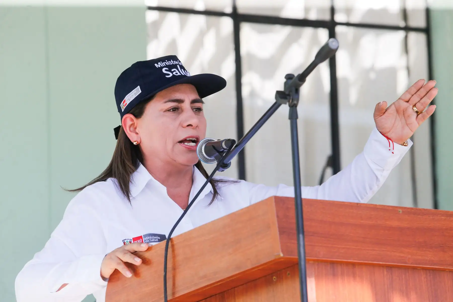 La titular del Minsa, quien llegó para reunirse con las autoridades locales y supervisar las acciones frente al dengue en la ciudad de Chiclayo, precisó que su sector distribuyó los insecticidas para las labores de fumigación y ha trasladado a sus equipos técnicos con el objetivo de redoblar los esfuerzos en la lucha contra la enfermedad.
Foto: ANDINA/Prensa Presidencia