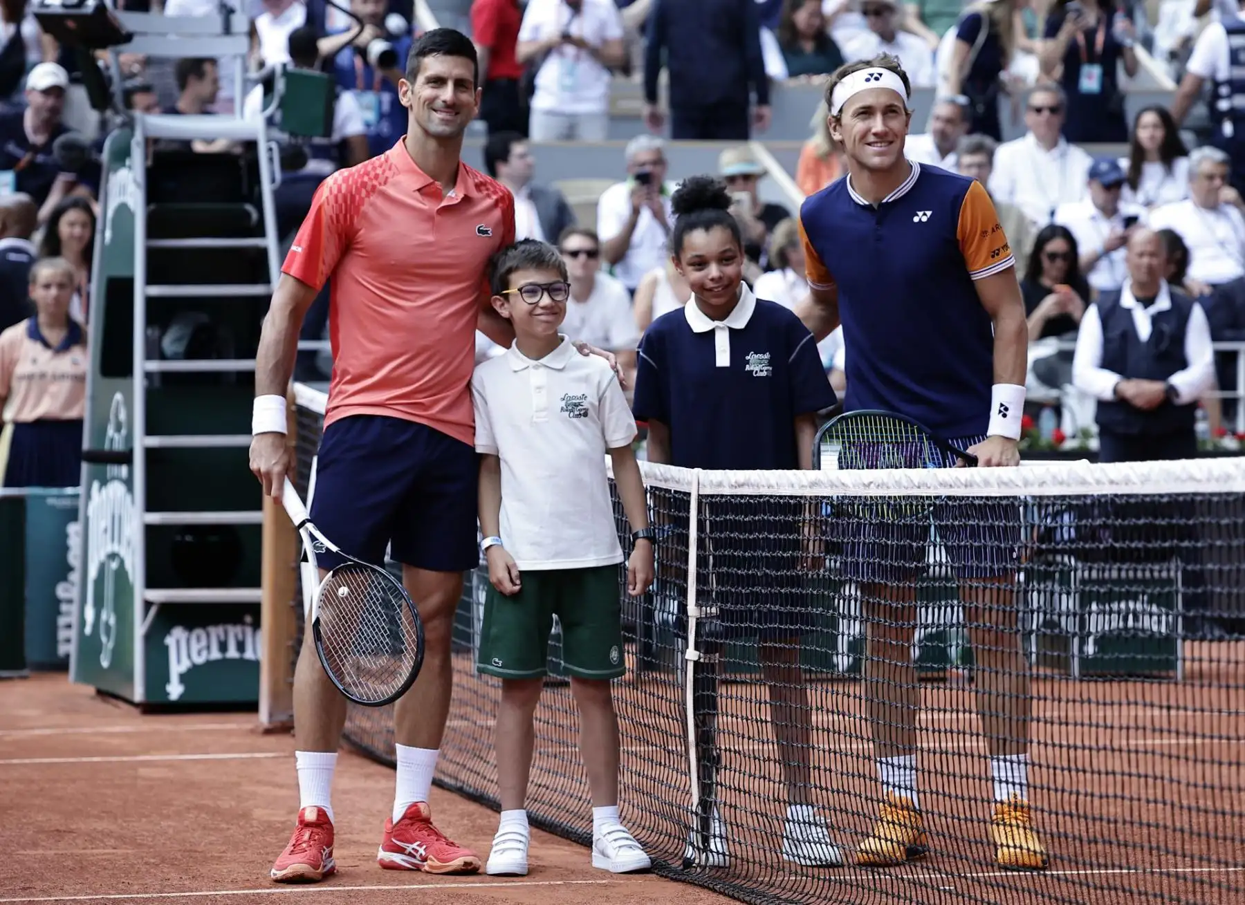 Novak Djokovic de Serbia (izquierda) y Casper Ruud de Noruega (derecha) posan antes de su partido final masculino durante el torneo de tenis Grand Slam del Abierto de Francia en Roland Garros en París, Francia, el 11 de junio de 2023. (Tenis, Abierto, Francia, Noruega )
Foto: EFE