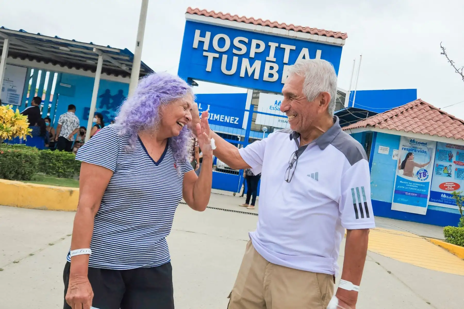EsSalud: pareja de abuelos celebra su 40 años de matrimonio tras vencer el dengue en hospital de Tumbes

*Esposos estuvieron internados en el Hospital Carlos Cortez Jiménez de la Red Tumbes y tras recibir una atención oportuna por parte del personal de salud, vencieron esta enfermedad.Foto: EsSalud