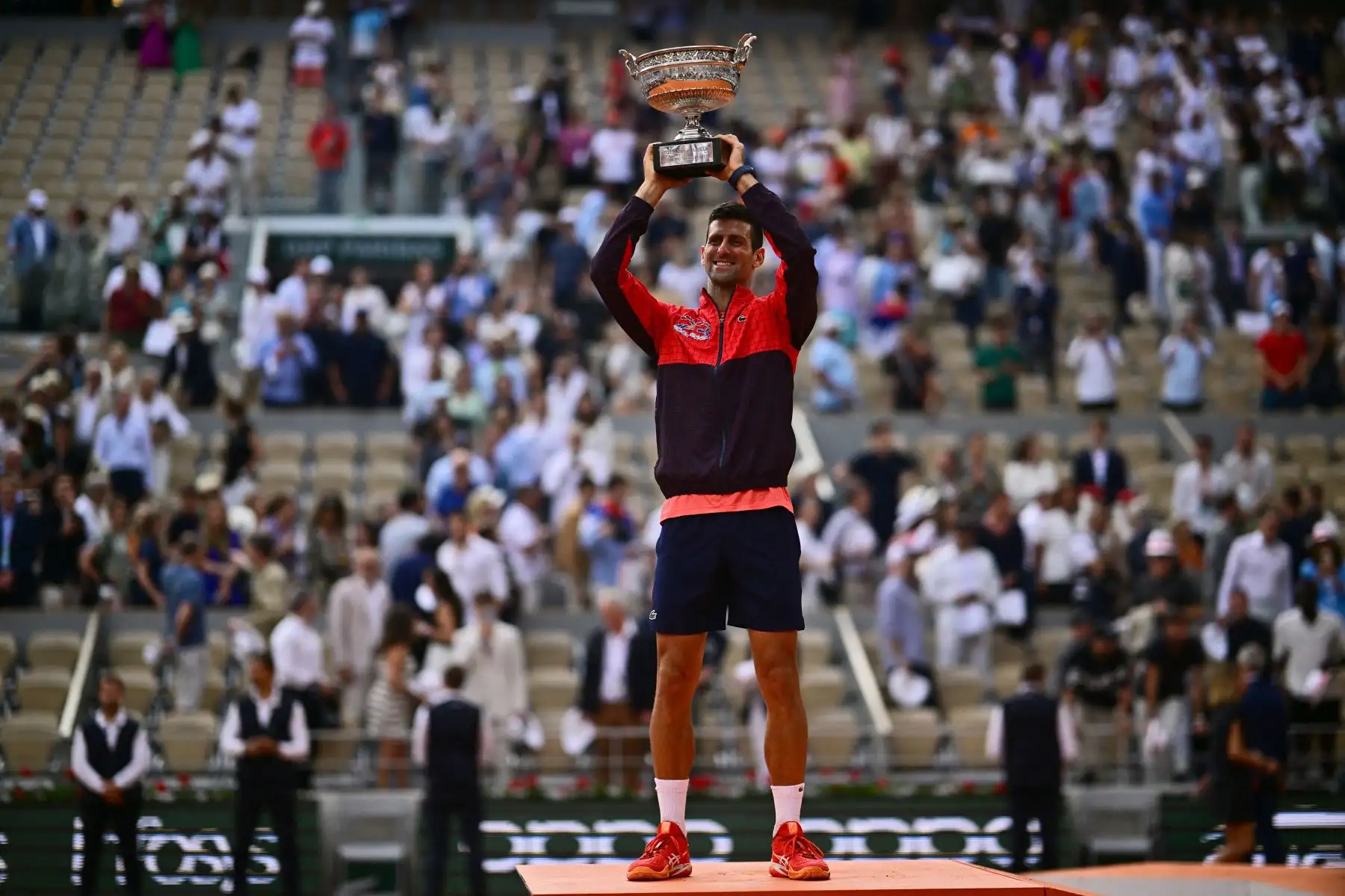 El serbio Novak Djokovic levanta su trofeo mientras celebra su victoria sobre el noruego Casper Ruud durante el partido final individual masculino del día quince del torneo de tenis Roland-Garros Open en la Court Philippe-Chatrier de París el 11 de junio de 2023.
Foto: EFE