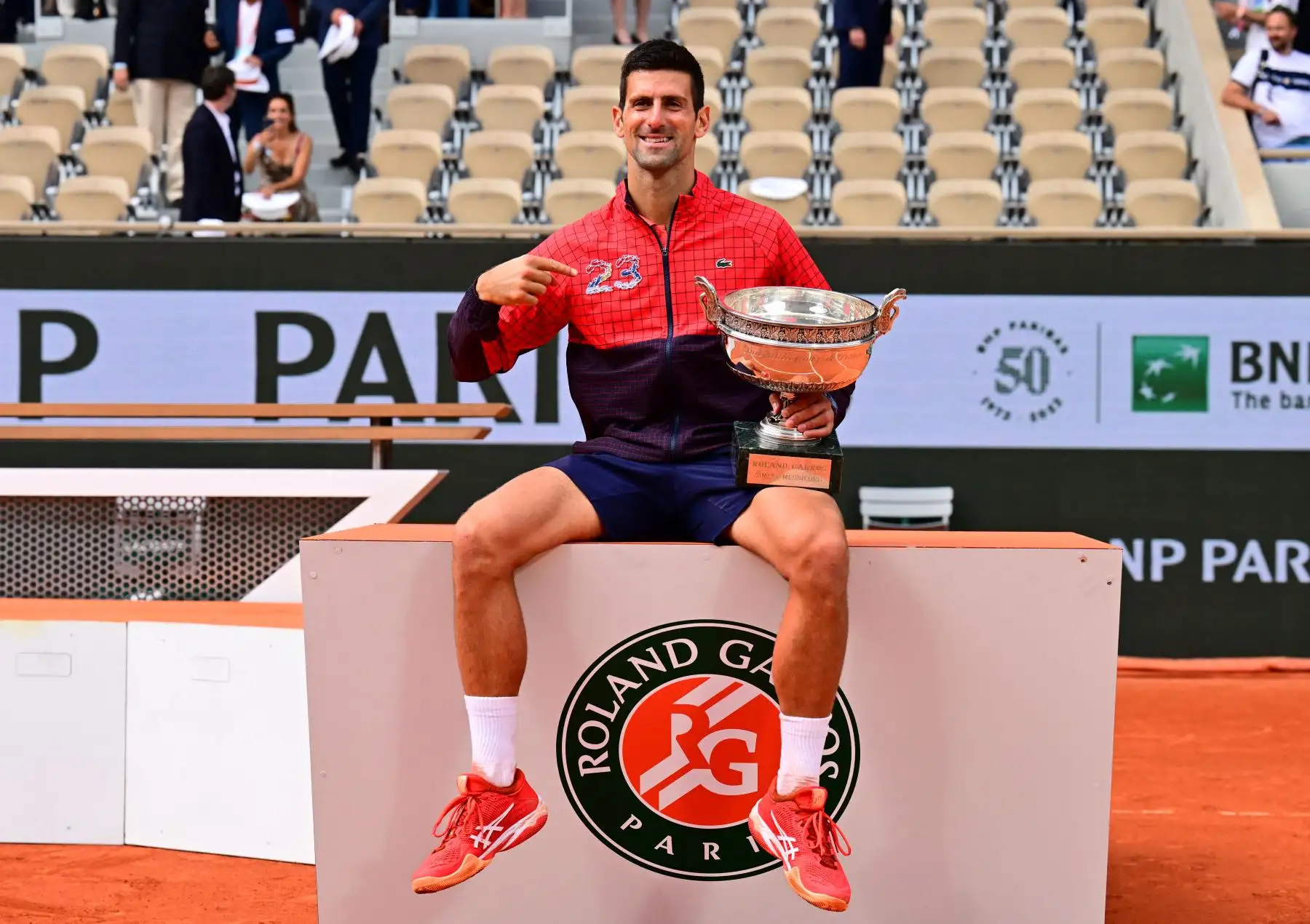 El serbio Novak Djokovic posa con su trofeo mientras celebra su victoria sobre el noruego Casper Ruud durante el partido final individual masculino del día quince del torneo de tenis Roland-Garros Open en la Court Philippe-Chatrier de París el 11 de junio de 2023.
Foto: AFP