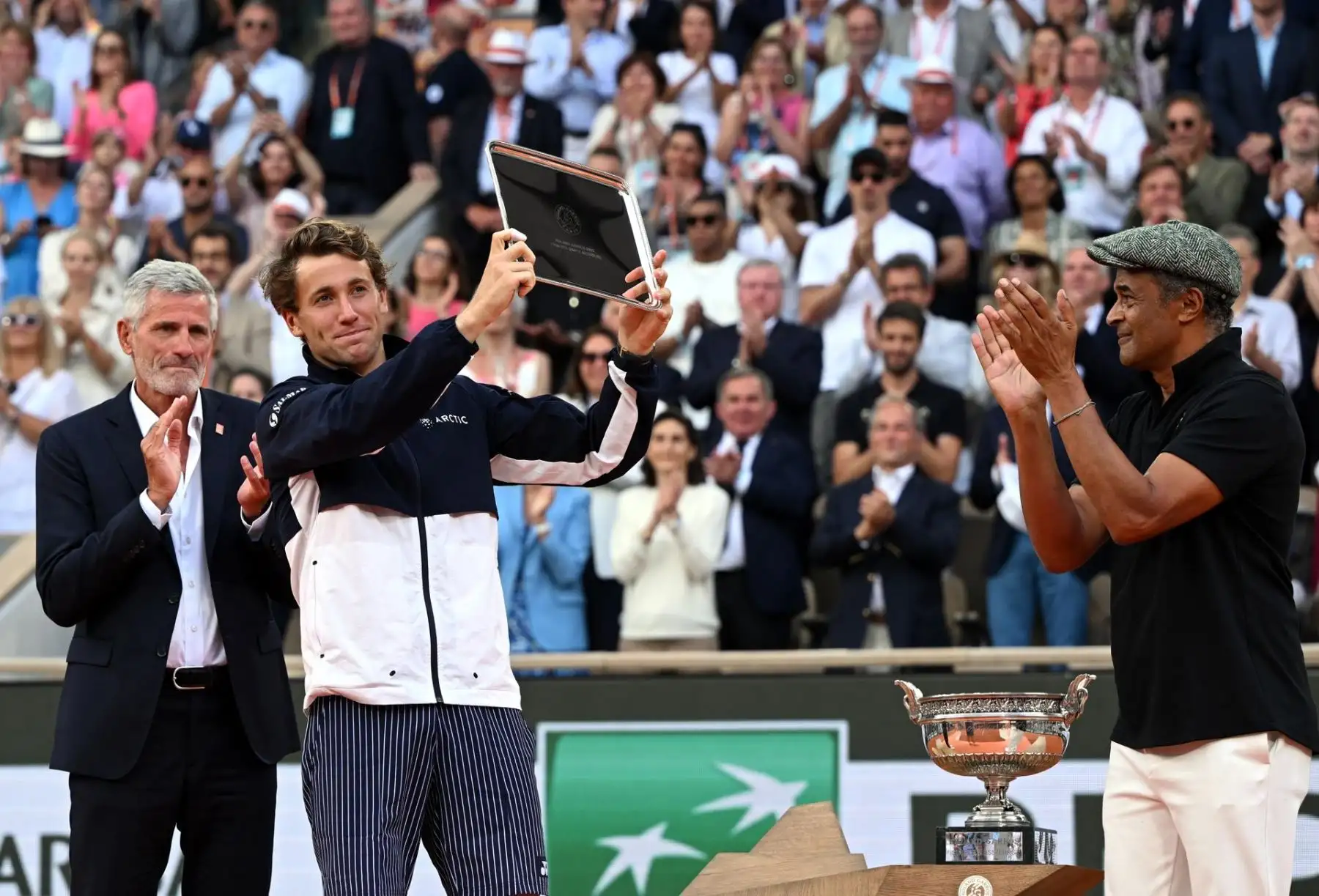 Casper Ruud de Noruega (2L) posa con su trofeo de subcampeón después de perder contra Novak Djokovic de Serbia en su último partido masculino durante el torneo de tenis Grand Slam del Abierto de Francia en Roland Garros en París, Francia, el 11 de junio de 2023. La izquierda es el presidente de la Federación Francesa de Tenis, Gilles Moretton, a la derecha es el ex tenista francés Yannick Noah.
Foto: EFE