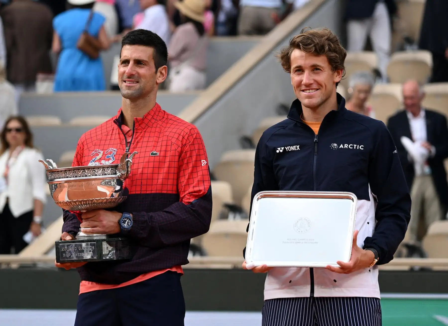 Novak Djokovic de Serbia (L) posa con la Coupe des Mousquetaires después de ganar contra Casper Ruud de Noruega, con su trofeo de subcampeón, en su último partido masculino durante el torneo de tenis Grand Slam del Abierto de Francia en Roland Garros en París, Francia, 11 junio de 2023.

Foto: EFE