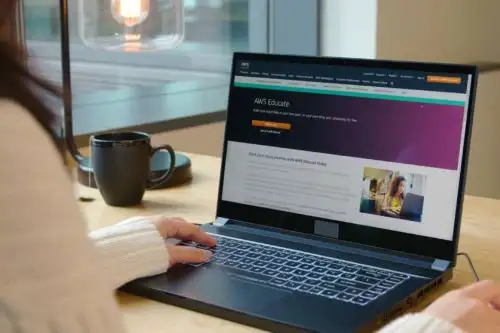 AWS es uno de los proveedores de servicios en la nube más grandes del mundo.