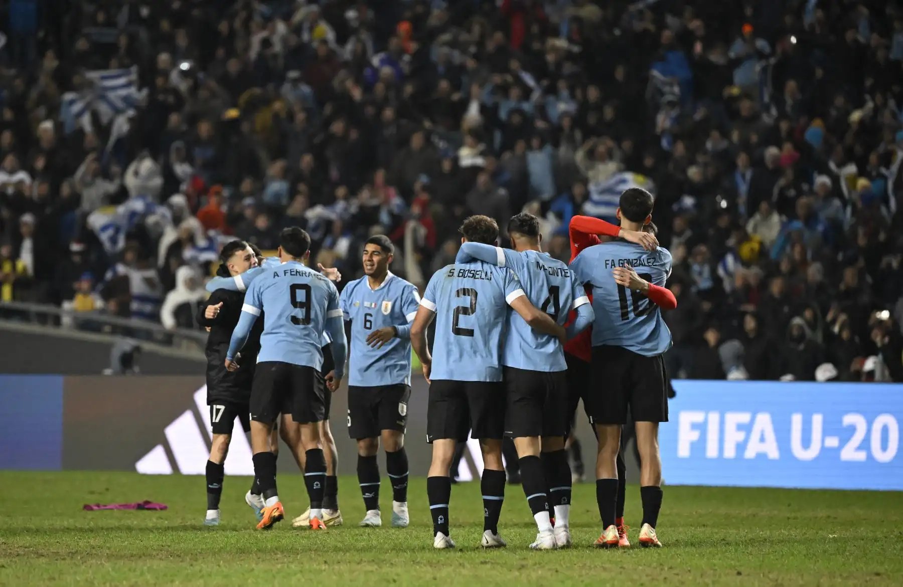 Los jugadores de Uruguay celebran después de derrotar a Italia y ganar el partido final de la Copa Mundial Sub-20 Argentina 2023 entre Uruguay e Italia en el estadio Estadio Unico Diego Armando Maradona en La Plata, Argentina.
Foto: AFP