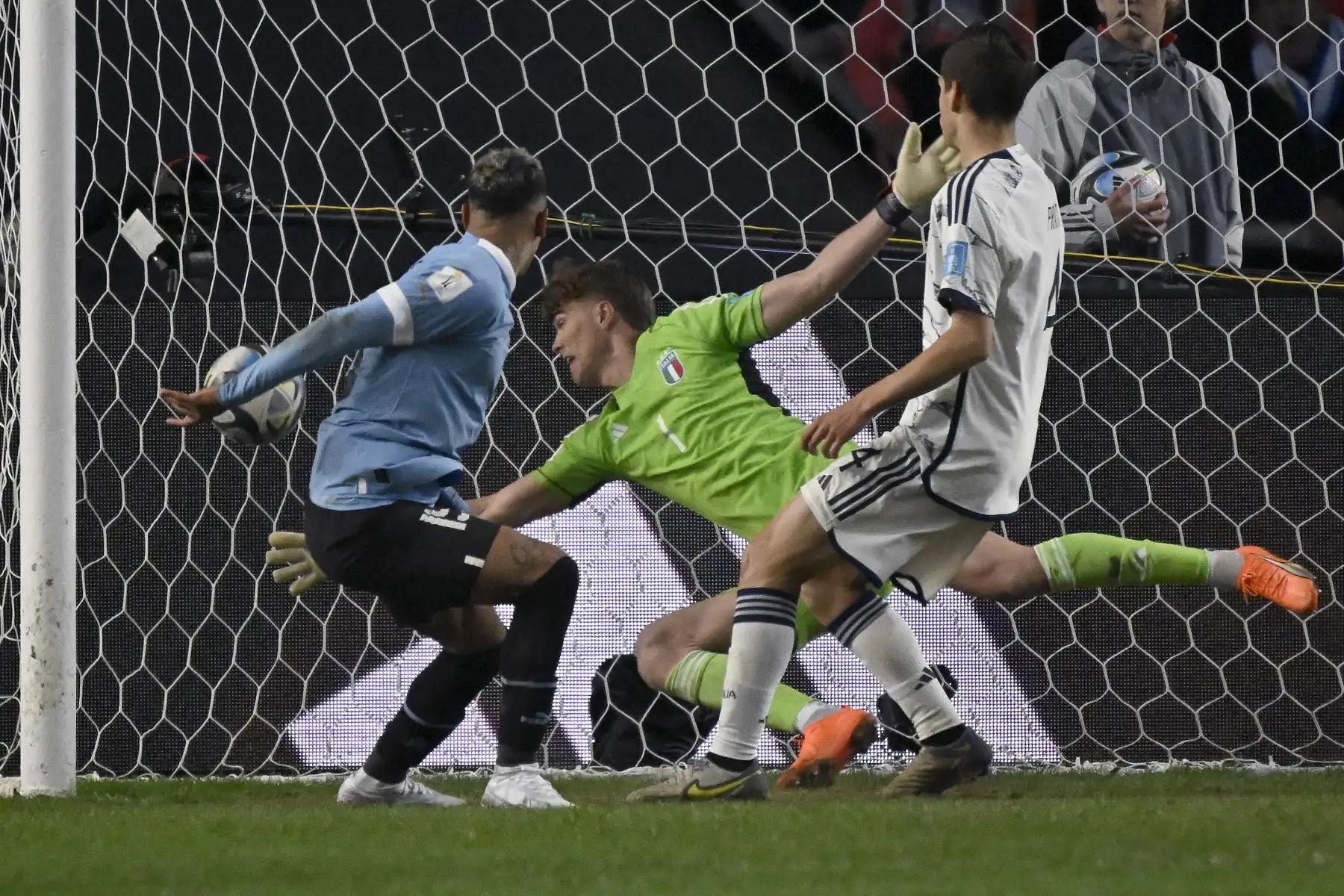 El delantero uruguayo Luciano Rodríguez  cabecea el balón para marcar un gol durante el partido final de la Copa Mundial Sub-20 Argentina 2023 entre Uruguay e Italia en el Estadio Unico Diego Armando Maradona en La Plata, Argentina.
Foto: AFP
