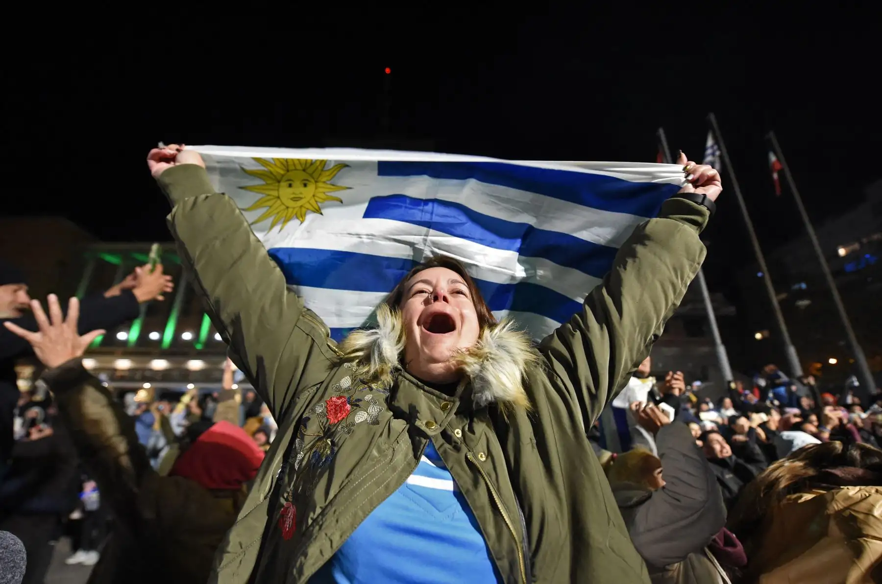 Un hincha de Uruguay celebra después de que Uruguay derrotó a Italia y ganó el partido final de la Copa Mundial Sub-20 Argentina 2023, afuera del Ayuntamiento donde una pantalla gigante transmite el partido en Montevideo.
Foto: AFP