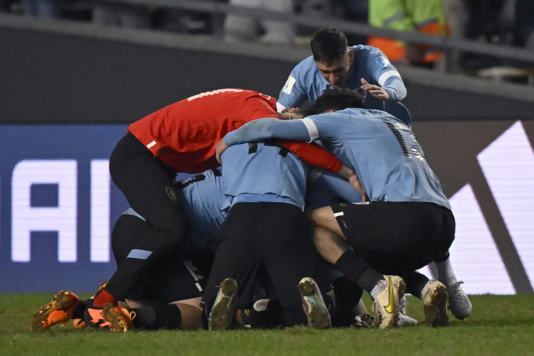 Los jugadores de Uruguay celebran después de derrotar a Italia y ganar el partido final de la Copa Mundial Sub-20 Argentina 2023 entre Uruguay e Italia en el estadio Estadio Unico Diego Armando Maradona en La Plata, Argentina.
Foto: AFP