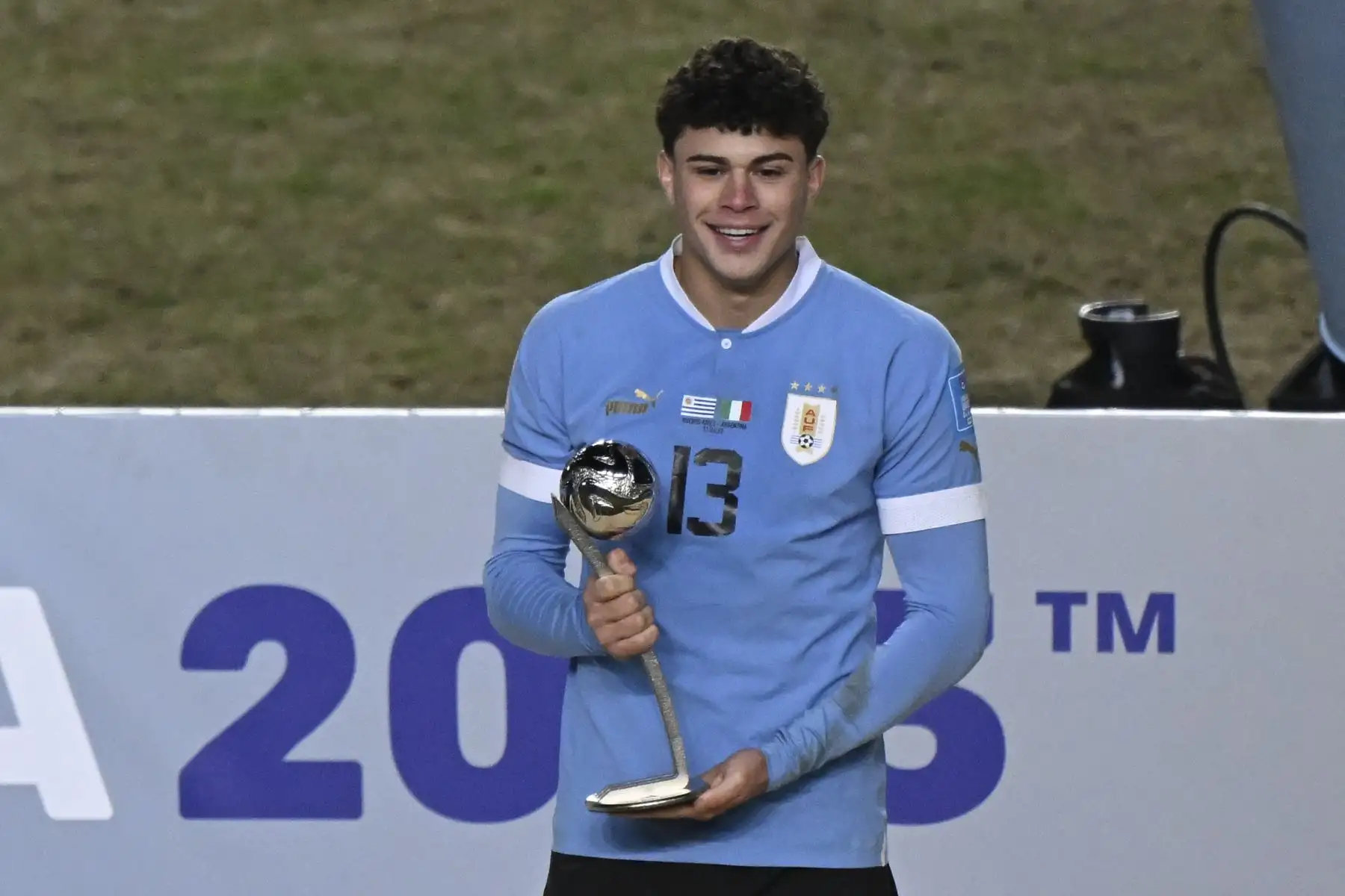 El defensa uruguayo Alan Matturro sostiene el Balón de Plata adidas después del partido final de la Copa Mundial Sub-20 Argentina 2023 entre Uruguay e Italia en el estadio Estadio Unico Diego Armando Maradona en La Plata, Argentina.
Foto: AFP