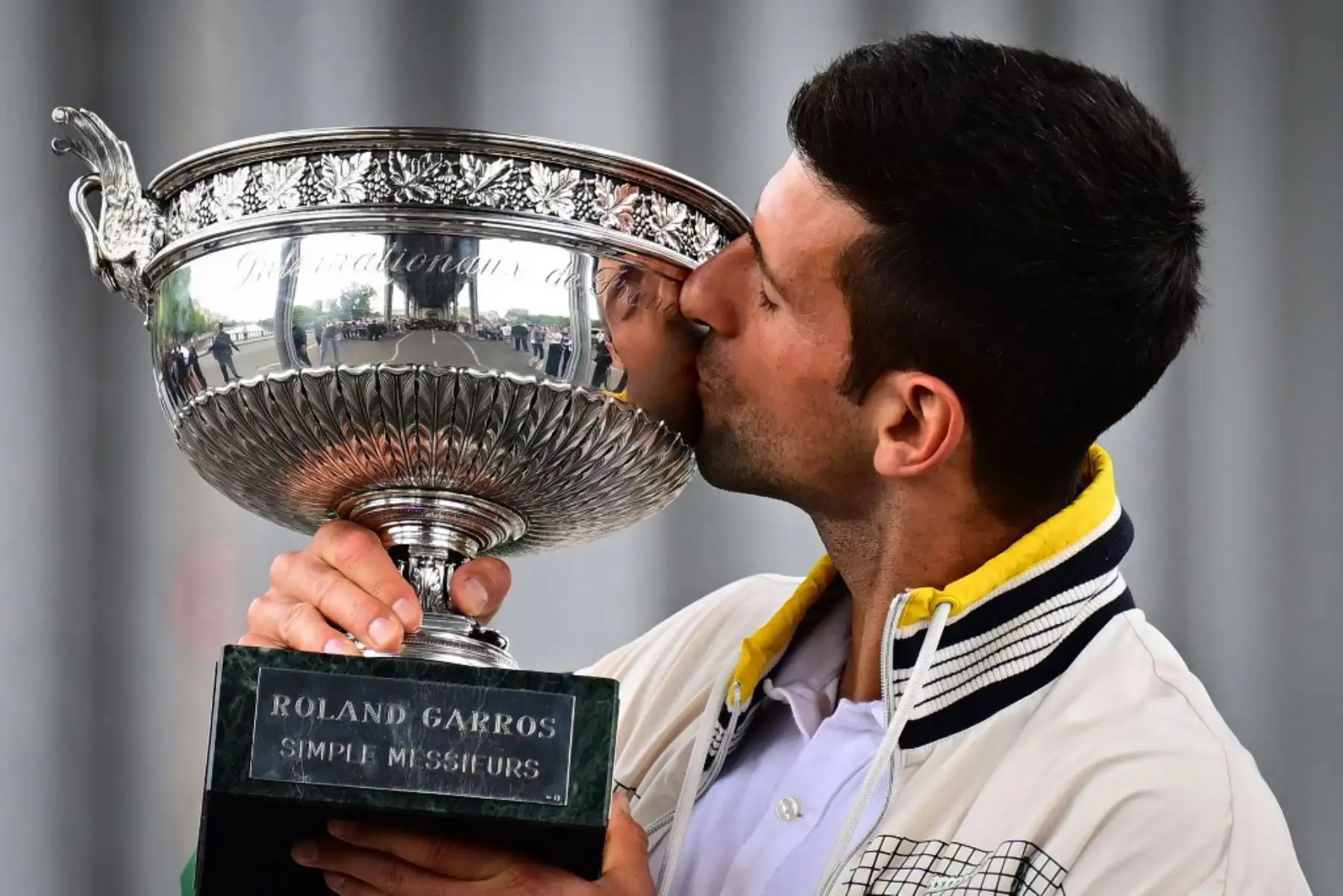 El serbio Novak Djokovic besa el Trofeo de los Mosqueteros, durante una sesión de fotos después de ganar el torneo de tenis Roland Garros French Open, en París. Foto: AFP