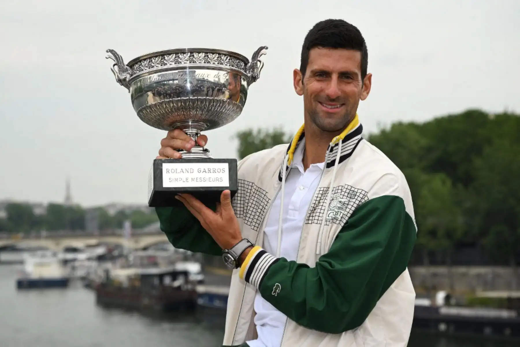 El serbio Novak Djokovic celebra con el Trofeo de los Mosqueteros durante una sesión fotográfica después de ganar el torneo de tenis Abierto de Francia de Roland Garros, en París. Foto: AFP
