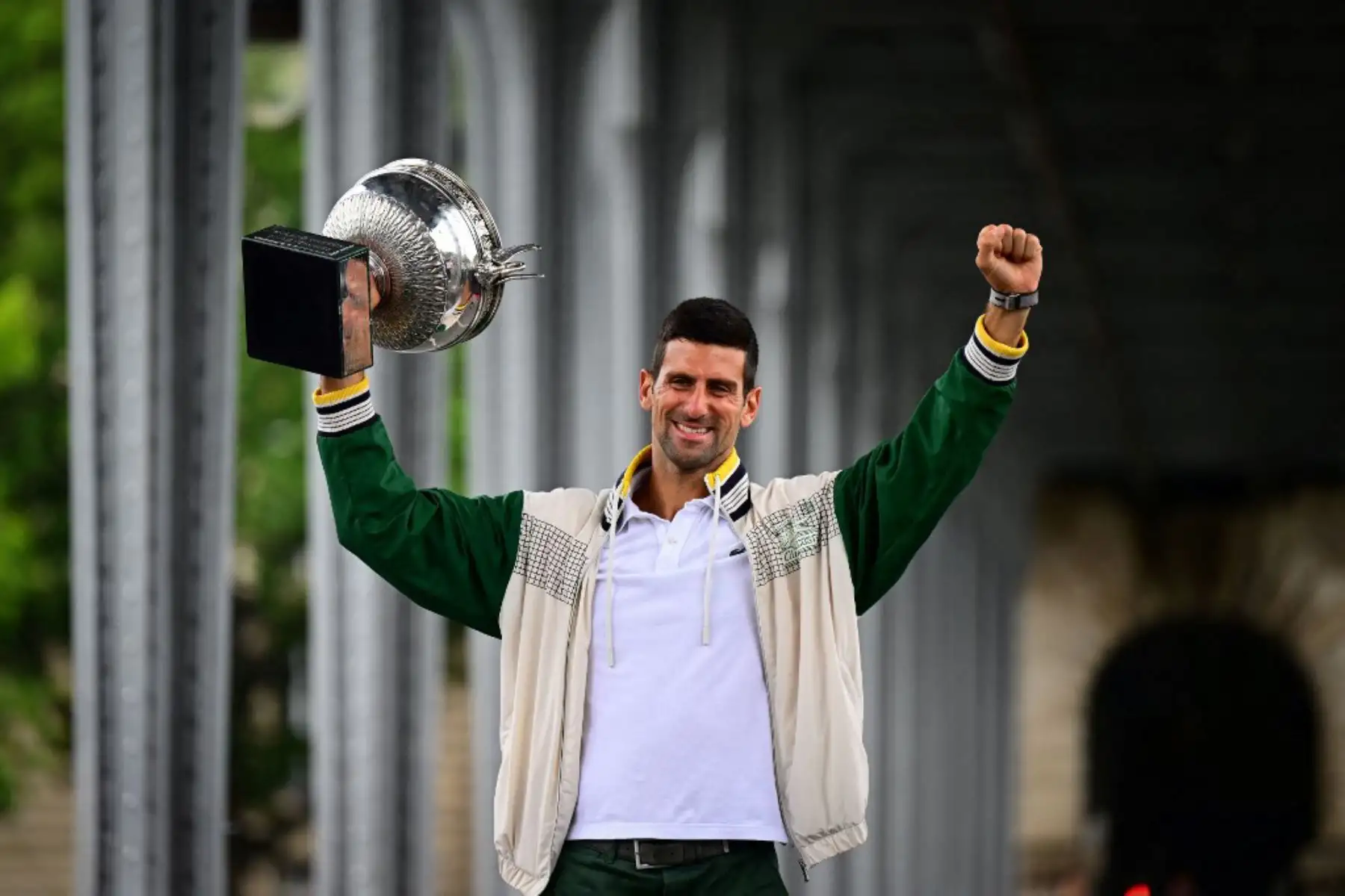 El serbio Novak Djokovic celebra con el Trofeo de los Mosqueteros durante una sesión fotográfica después de ganar el torneo de tenis Abierto de Francia de Roland Garros, en París. Foto: AFP