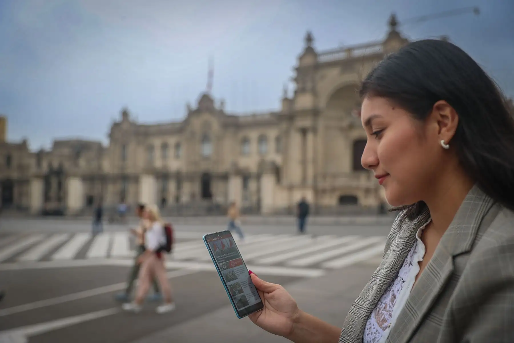Las nuevas tecnologías y plataformas van delineando un mundo diferente para los medios de comunicación,  donde el “tiempo real” marca una línea importante, pero que siempre está sujeta a la difusión de contenidos confiables y verificados. Foto: ANDINA