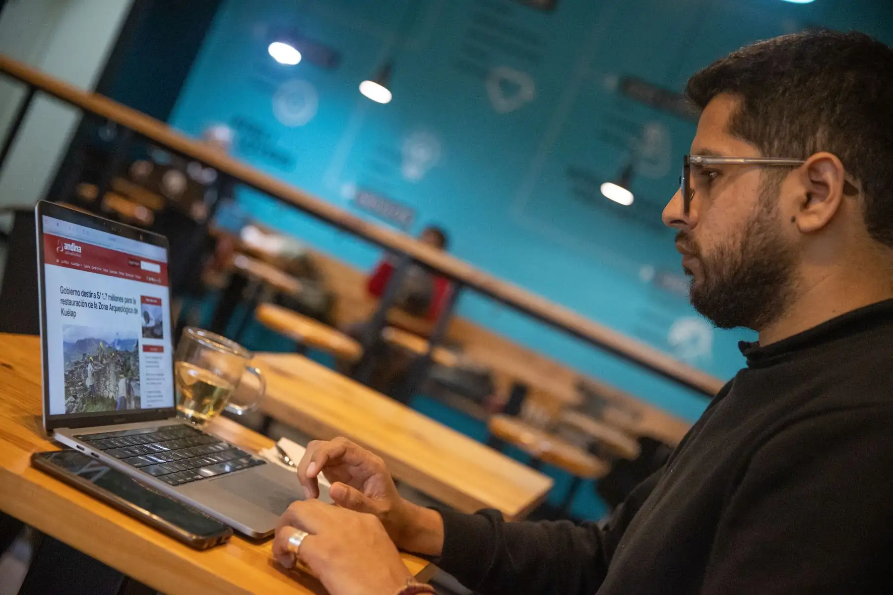 Las nuevas tecnologías y plataformas van delineando un mundo diferente para los medios de comunicación,  donde el “tiempo real” marca una línea importante, pero que siempre está sujeta a la difusión de contenidos confiables y verificados. Foto: ANDINA