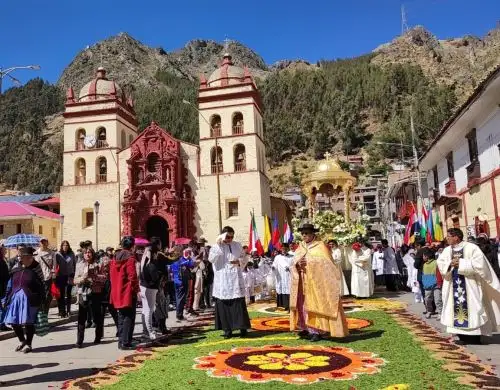 Devotos de Huancavelica participaron de la procesión del Corpus Christi. Foto: Flor Hidalgo