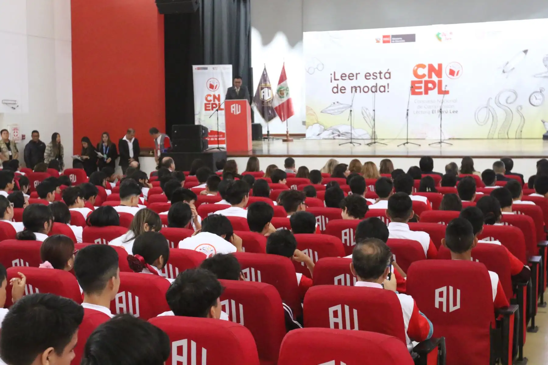 Ministra de Educación, Magnet Márquez, presenta el Concurso Nacional de Compresión Lectora " El Perú Lee ". En la imagen, alumnos de la I.E Alfonso Ugarte. FOTO:ANDINA/Hector Vinces