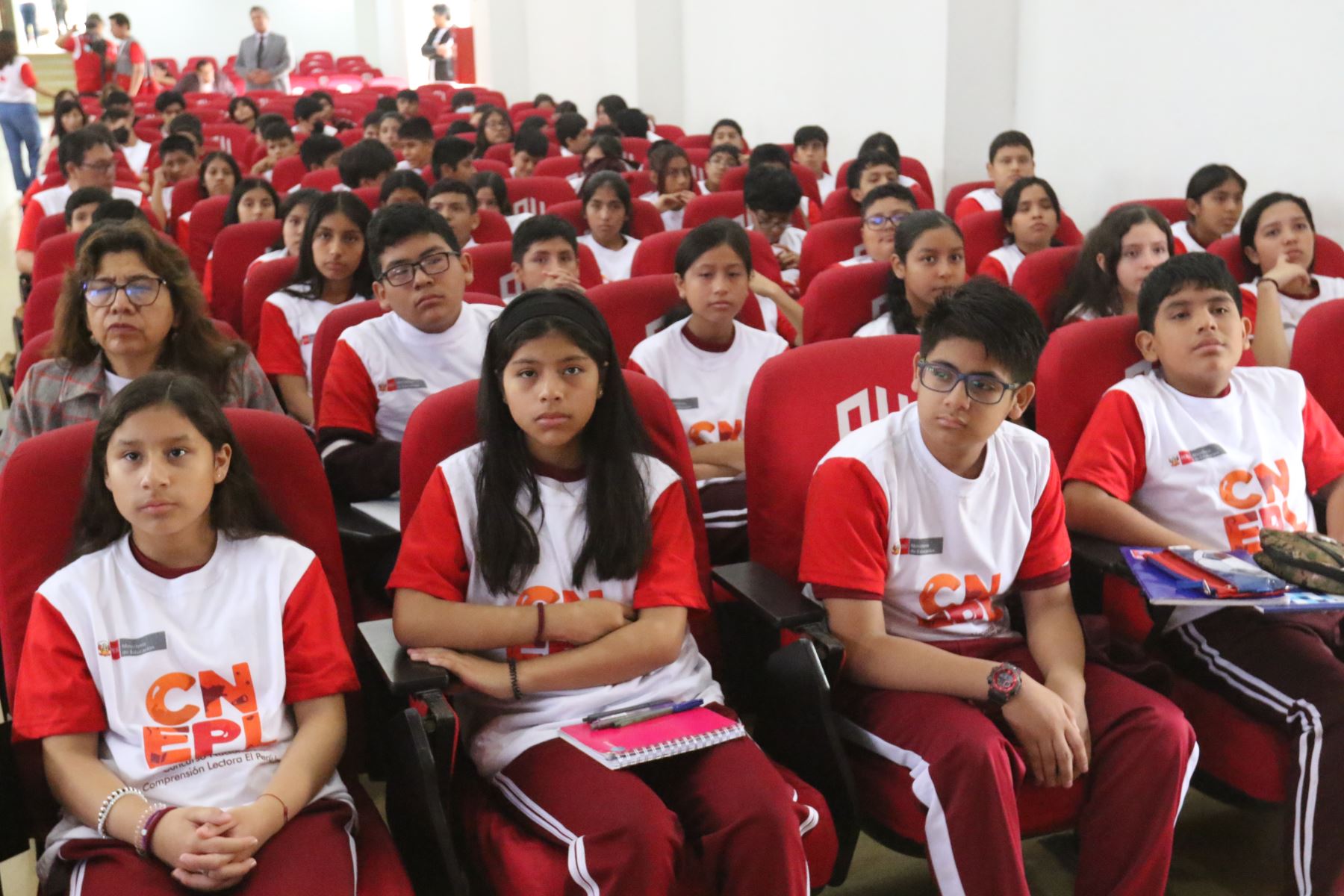 Escolares del colegio Alfonso Ugarte participaron en el lanzamiento del concurso nacional "El Perú lee". ANDINA/Héctor Vinces