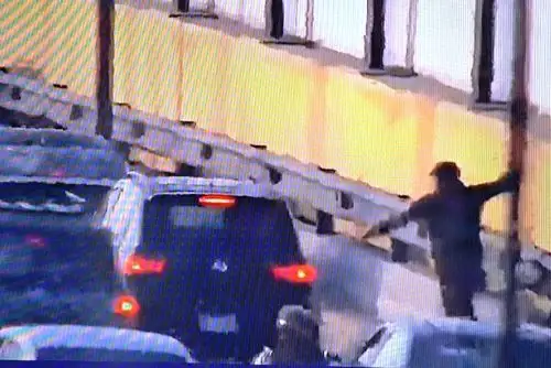 Lima: capturan a sujetos que rompían lunas de autos para robar a pasajeros. Foto: ANDINA/CapturaTV.