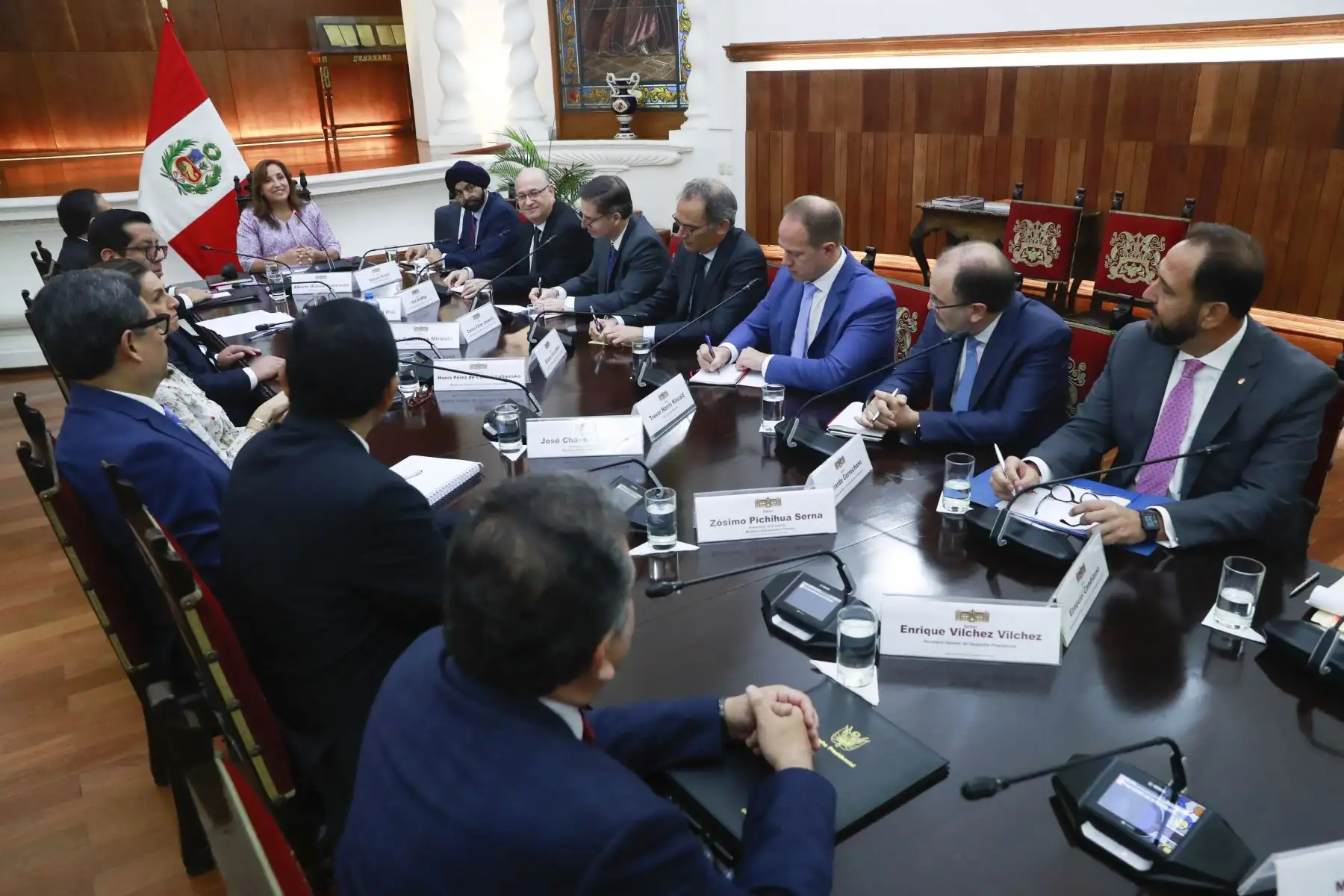 Jefa de Estado, Dina Boluarte, sostiene reunión con el presidente del Banco Mundial, Ajay Banga, y con el presidente del Banco Interamericano de Desarrollo, Ilan Goldfajn.  Foto: ANDINA/Prensa Presidencia