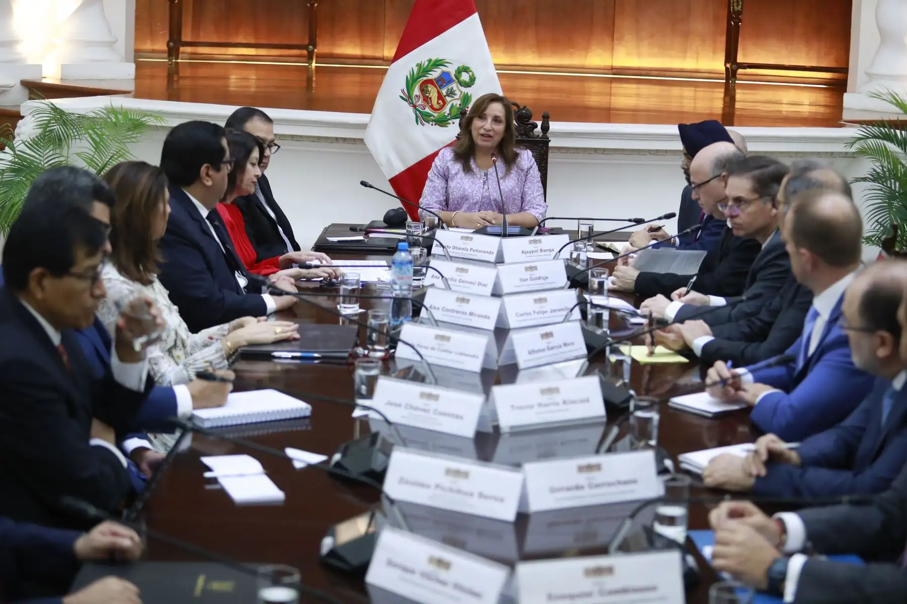 Jefa de Estado, Dina Boluarte, sostiene reunión con el presidente del Banco Mundial, Ajay Banga, y con el presidente del Banco Interamericano de Desarrollo, Ilan Goldfajn.  Foto: ANDINA/Prensa Presidencia
