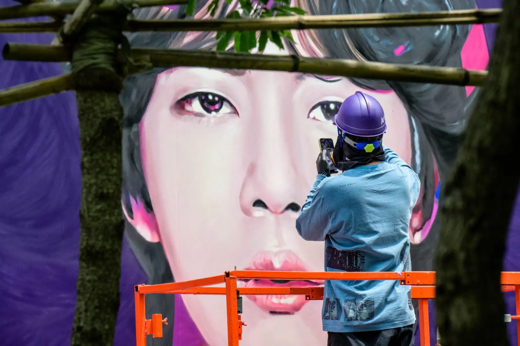 Un artista se refiere a su teléfono como referencia durante la pintura con aerosol de un mural de las megaestrellas del K-pop BTS en Seúl el 12 de junio de 2023, con motivo del décimo aniversario del supergrupo.
Foto: AFP Un artista se refiere a su teléfono como referencia durante la pintura con aerosol de un mural de las megaestrellas del K-pop BTS en Seúl el 12 de junio de 2023, con motivo del décimo aniversario del supergrupo.
Foto: AFP