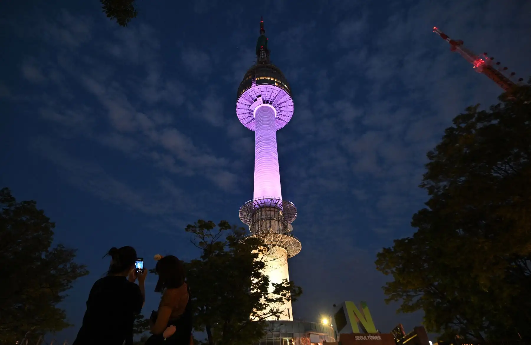 La emblemática Torre Namsan de Seúl se ilumina en púrpura para celebrar el décimo aniversario del debut de las megaestrellas del K-pop BTS en Seúl el 12 de junio de 2023. 
Foto: AFP La emblemática Torre Namsan de Seúl se ilumina en púrpura para celebrar el décimo aniversario del debut de las megaestrellas del K-pop BTS en Seúl el 12 de junio de 2023. 
Foto: AFP
