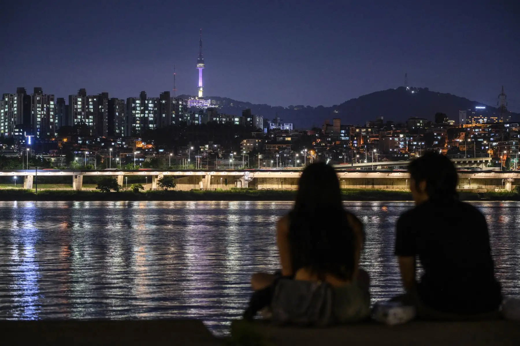 La emblemática Torre Namsan de Seúl se ilumina en púrpura para conmemorar el décimo aniversario de las megaestrellas del K-pop BTS, en Seúl el 12 de junio de 2023.
Foto: AFP La emblemática Torre Namsan de Seúl se ilumina en púrpura para conmemorar el décimo aniversario de las megaestrellas del K-pop BTS, en Seúl el 12 de junio de 2023.
Foto: AFP