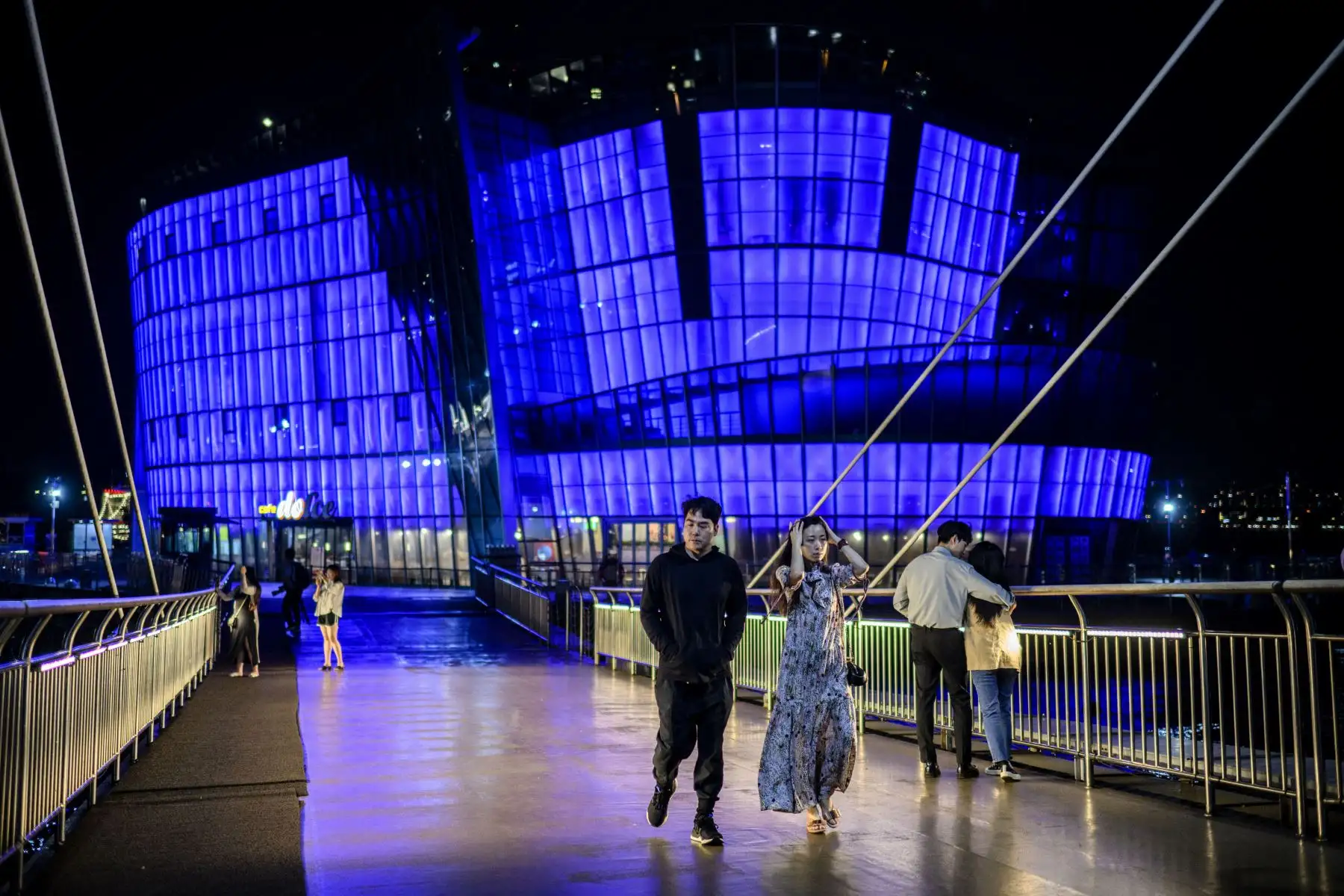 La gente camina frente a las islas flotantes del parque Banpo Hangang, que están iluminadas con luz púrpura para conmemorar el décimo aniversario de las megaestrellas del K-pop BTS, en Seúl el 12 de junio de 2023. 
Foto: AFP La gente camina frente a las islas flotantes del parque Banpo Hangang, que están iluminadas con luz púrpura para conmemorar el décimo aniversario de las megaestrellas del K-pop BTS, en Seúl el 12 de junio de 2023. 
Foto: AFP
