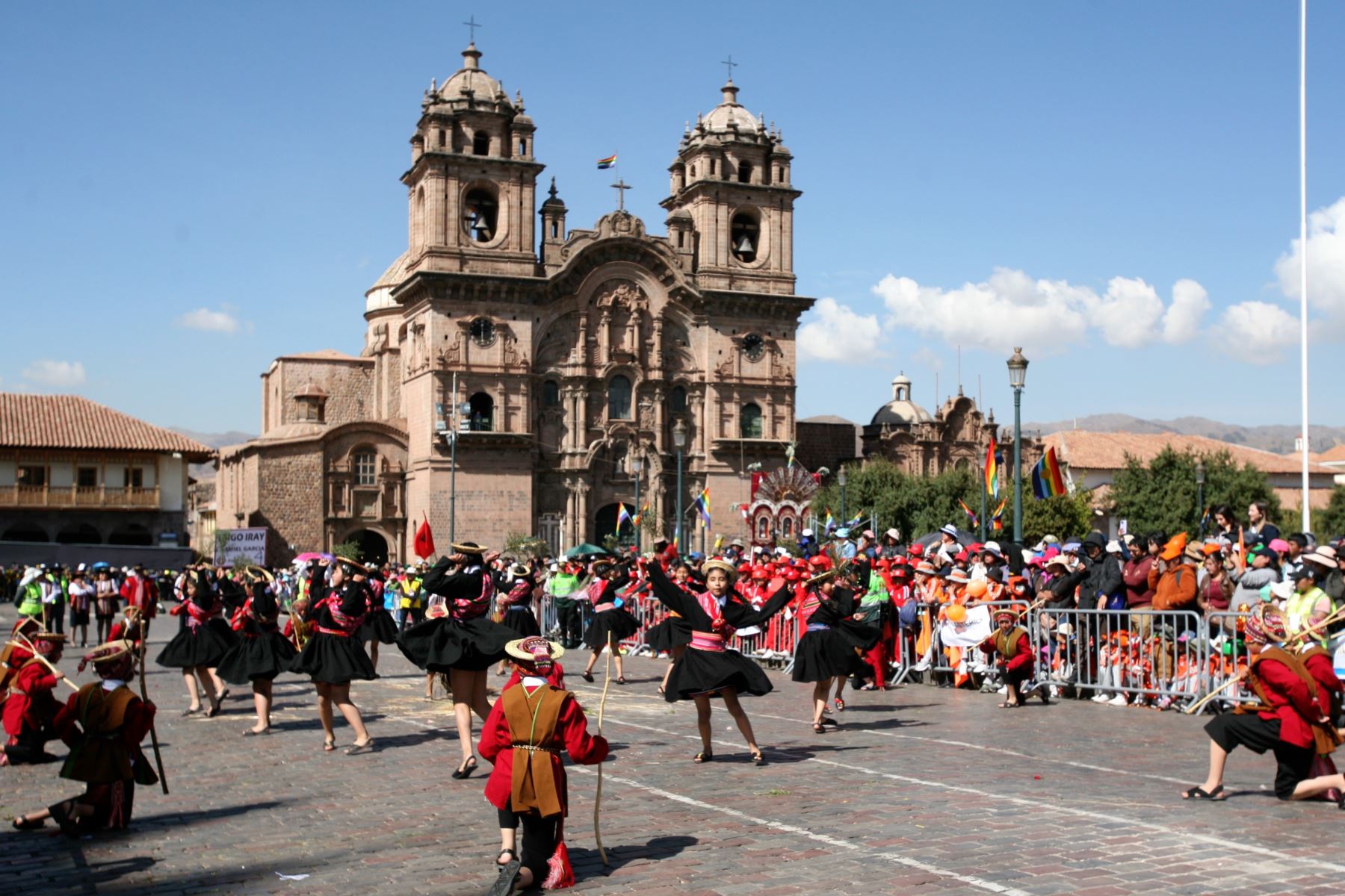 Escolares hicieron gala de destreza artística en el saludo al Cusco por su mes jubilar. Foto: ANDINA/Percy Hurtado Santillán