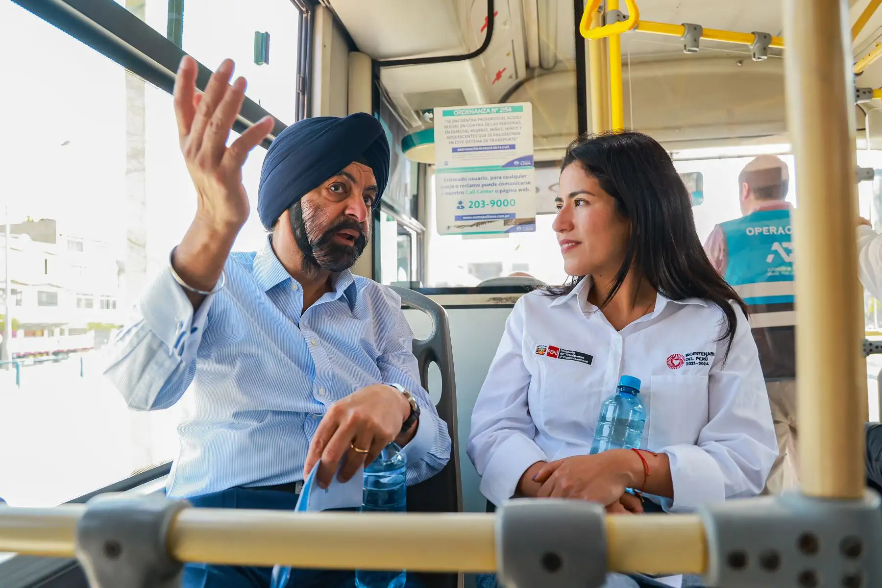 A bordo de un bus del Metropolitano, la ministra Paola Lazarte recorrió la ruta troncal norte junto al presidente del Banco Mundial , Ajay Banga, el presidente del Banco Interamericano de Desarrollo, Ilan Goldfajn, el alcalde de Municipalidad de Lima, Rafael López Aliaga, y el jefe de la ATU, José Aguilar.
Foto: ANDINA/MTC
