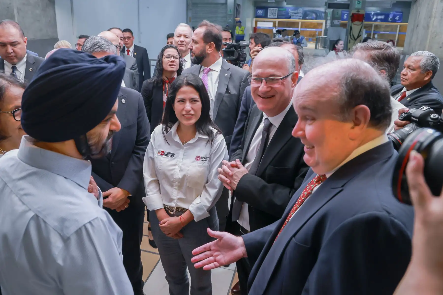 A bordo de un bus del Metropolitano, la ministra Paola Lazarte recorrió la ruta troncal norte junto al presidente del Banco Mundial , Ajay Banga, el presidente del Banco Interamericano de Desarrollo, Ilan Goldfajn, el alcalde de Municipalidad de Lima, Rafael López Aliaga, y el jefe de la ATU, José Aguilar.
Foto: ANDINA/MTC