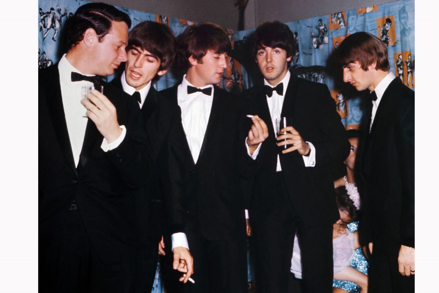 De izquierda a derecha, Brian Epstein, la banda inglesa The Beatles Ringo Starr, John Lennon, Paul McCartney y George Harrison durante el estreno de "Hard day